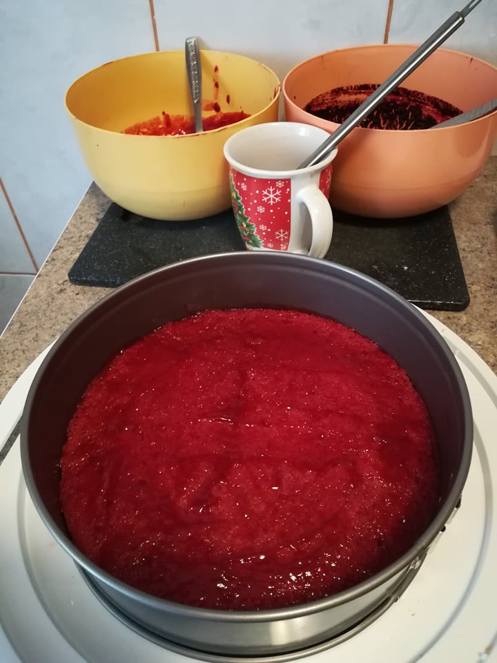 Desert tort cu crema de mascarpone si fructe de padure