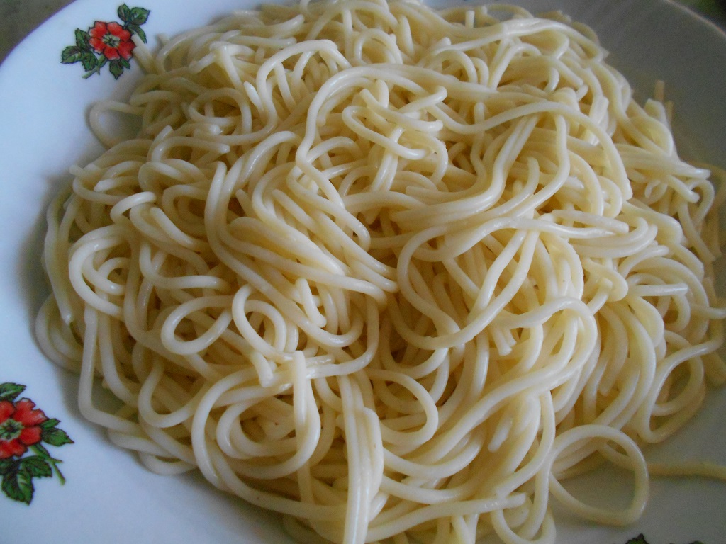 Spaghete cu ciuperci, in sos de usturoi