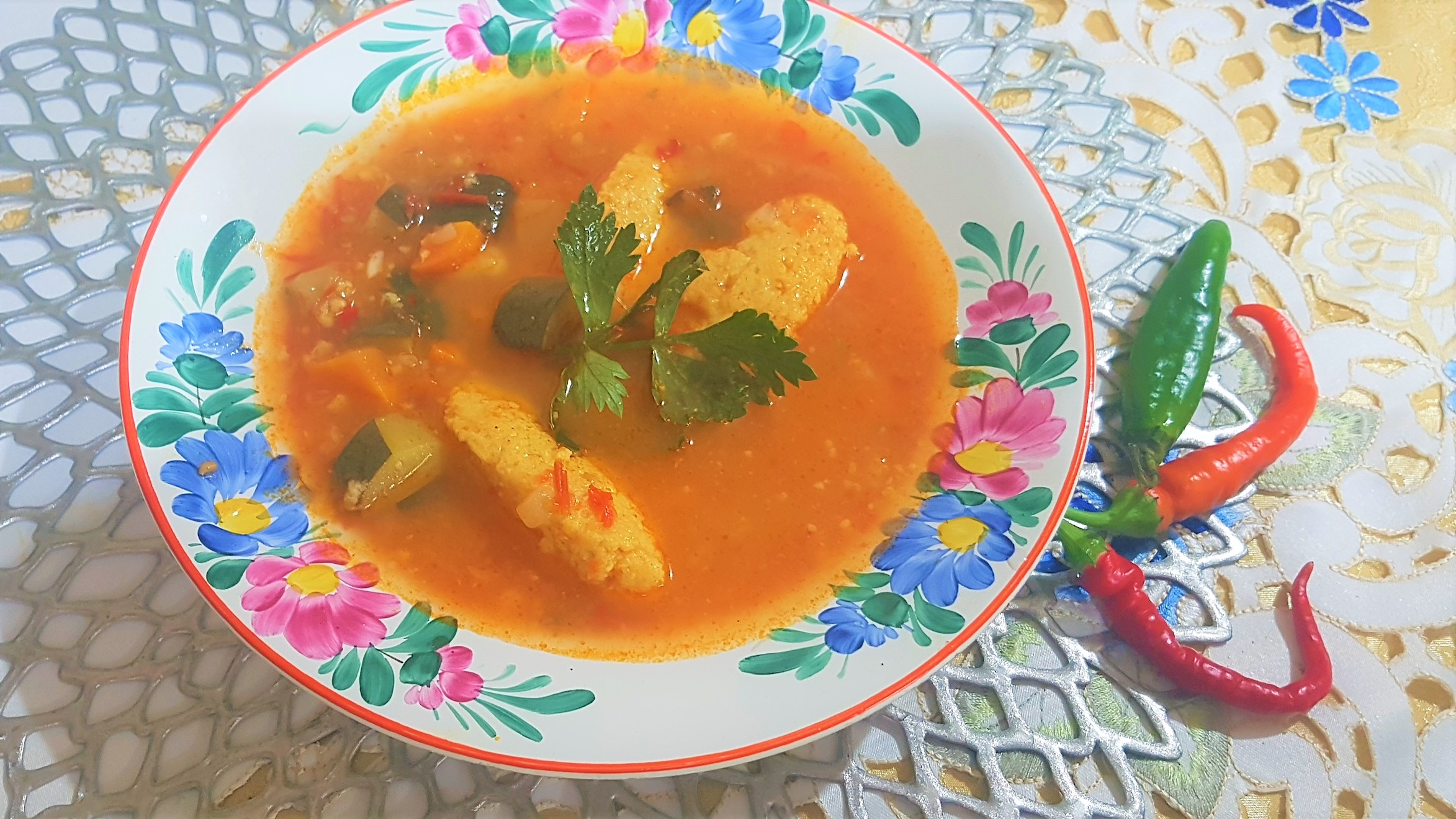 Supa de rosii cu zucchini si galuste de gris