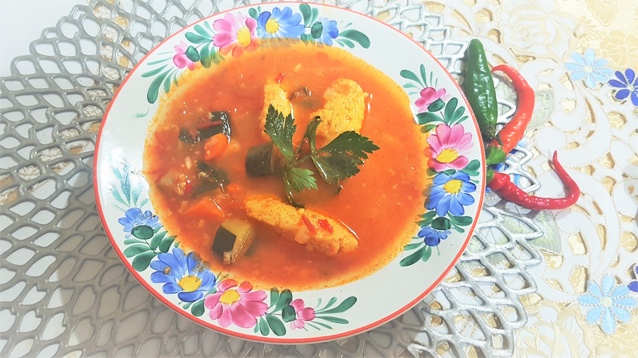 Supa de rosii cu zucchini si galuste de gris