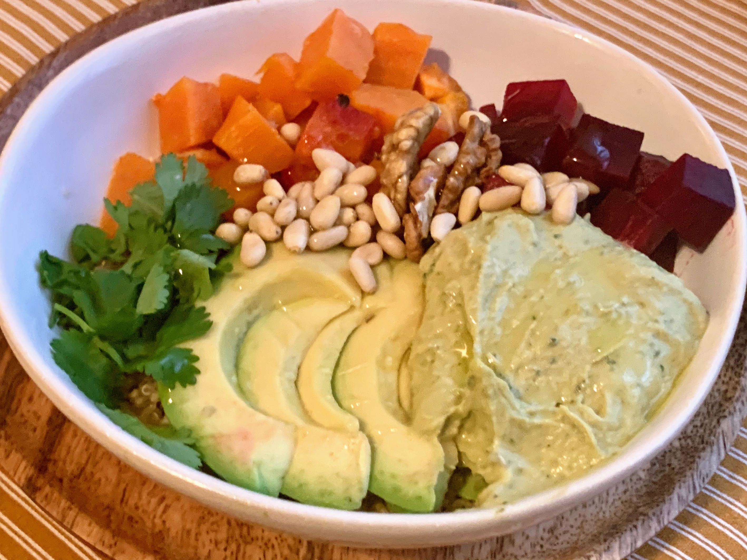 Salata de quinoa, avocado, cartofi dulci si sfecla rosie