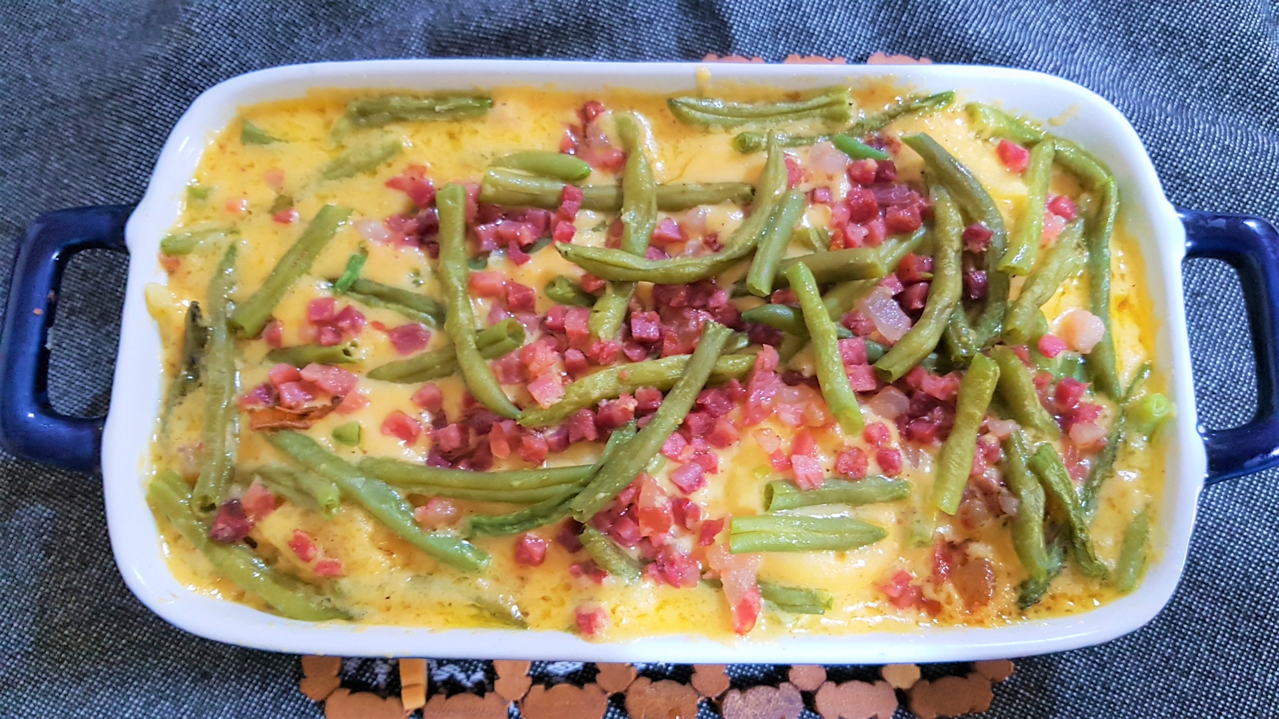 Tortellini cu sos cheddar, jambon si fasole verde