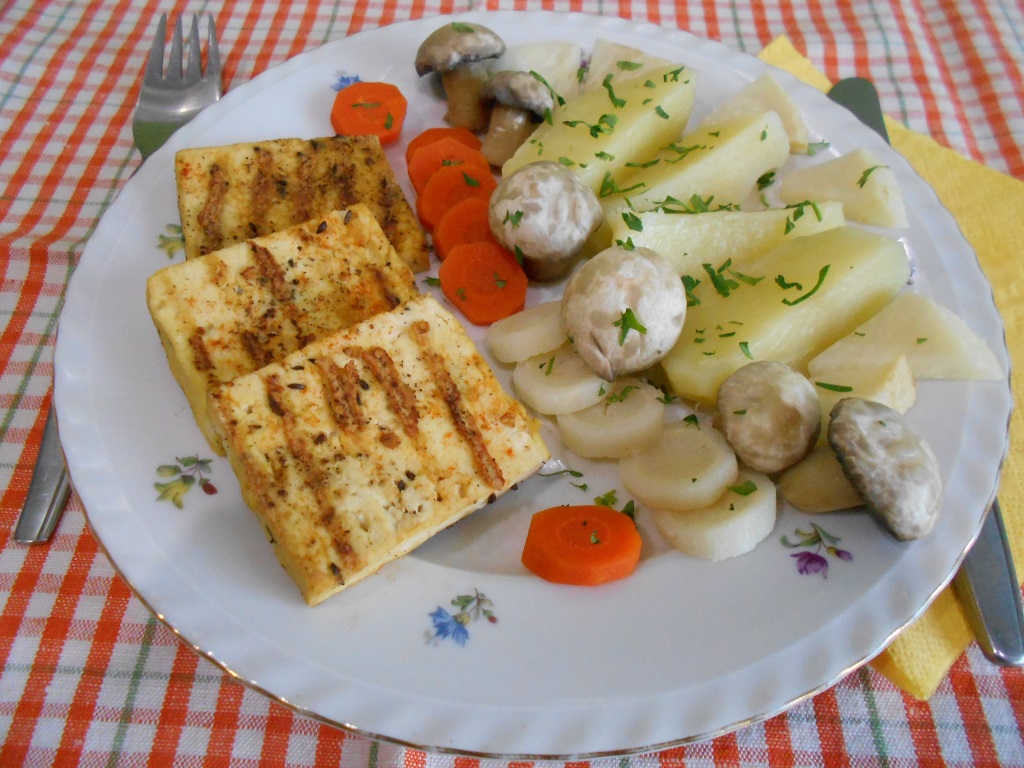 Branza tofu la grill, cu legume la aburi