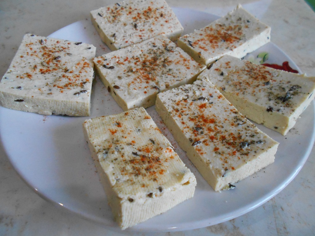 Branza tofu la grill, cu legume la aburi