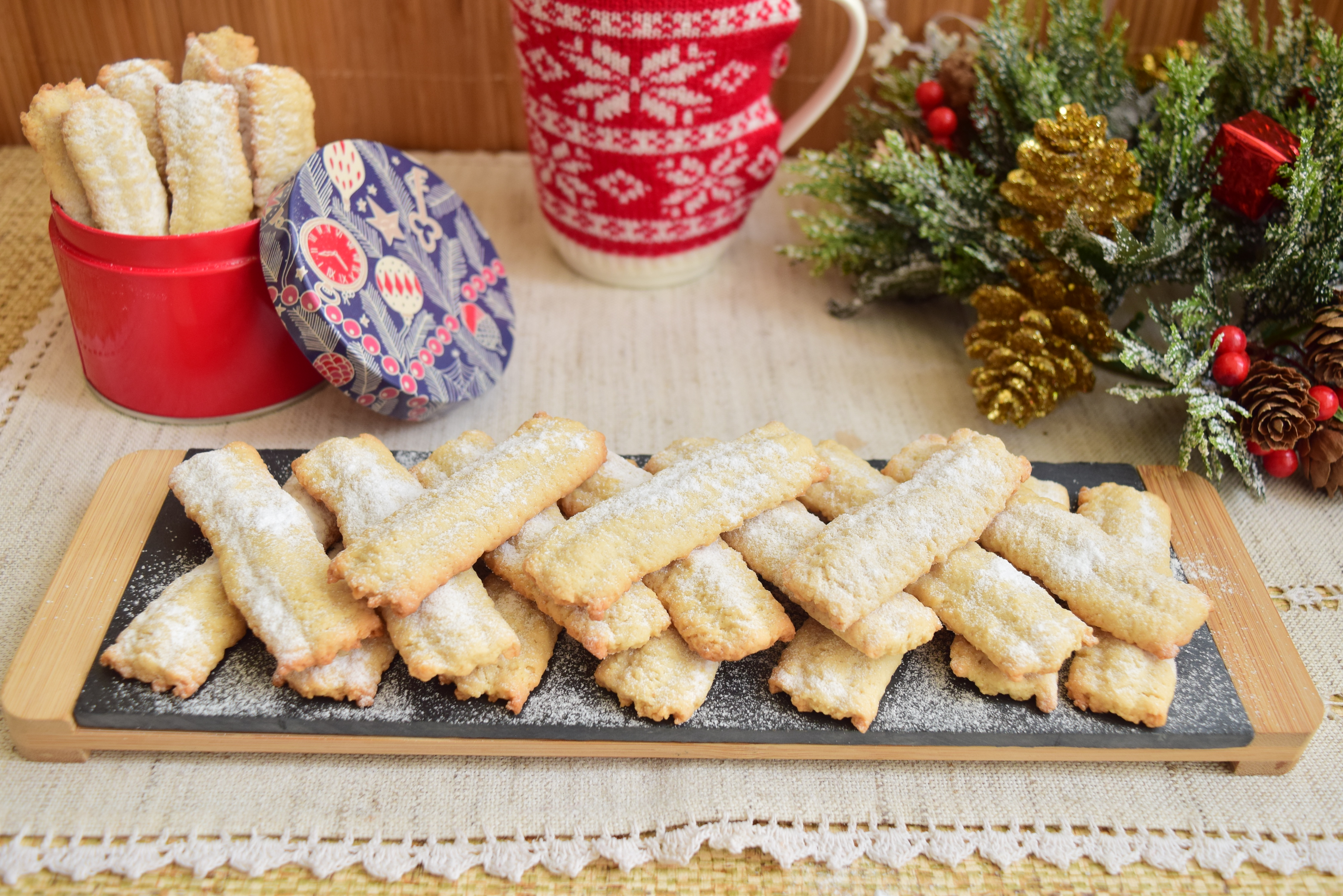 Desert biscuiti spritati, cu aroma de vanilie