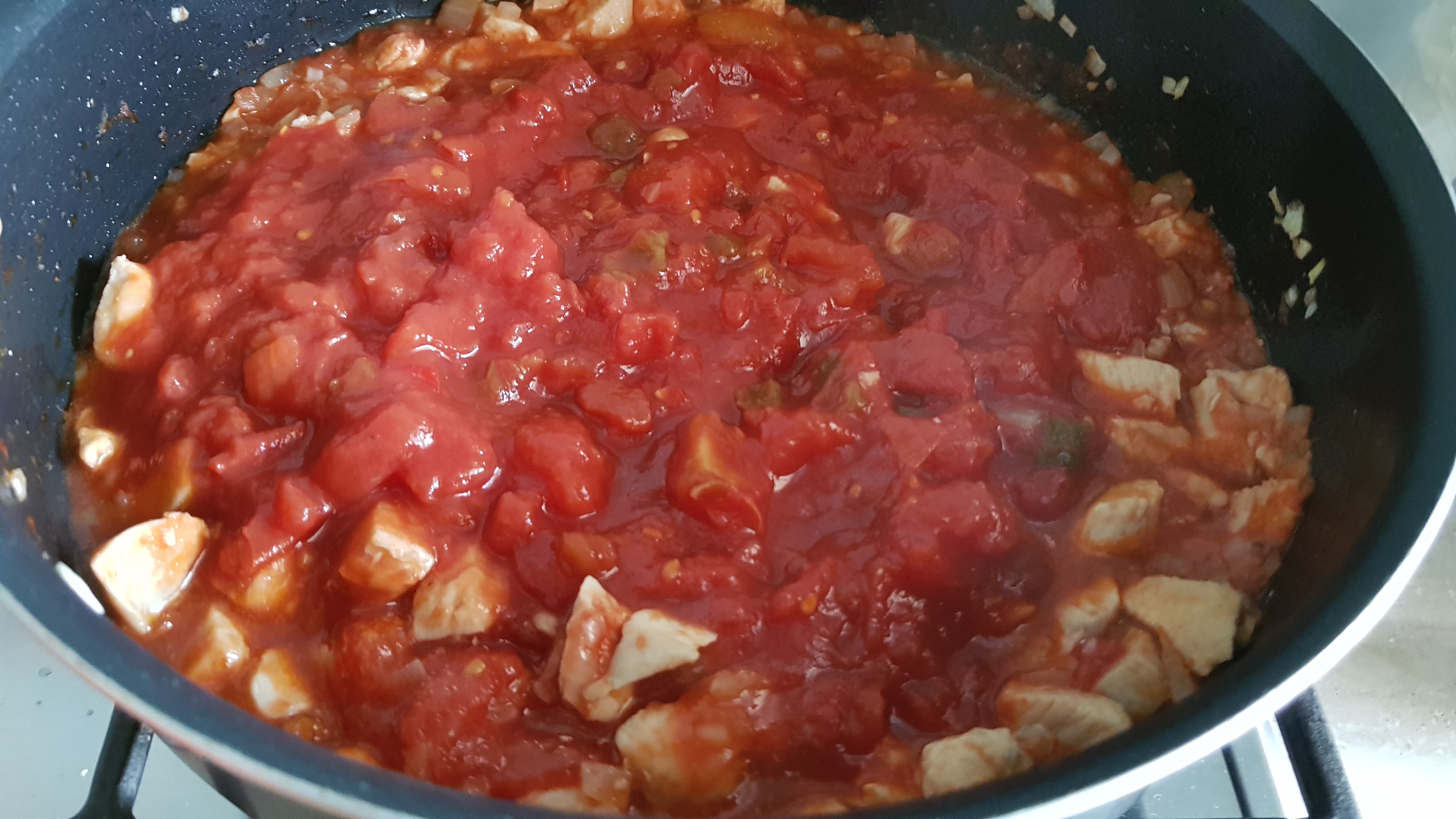 Paste cu piept de pui in sos chilli si mozzarela