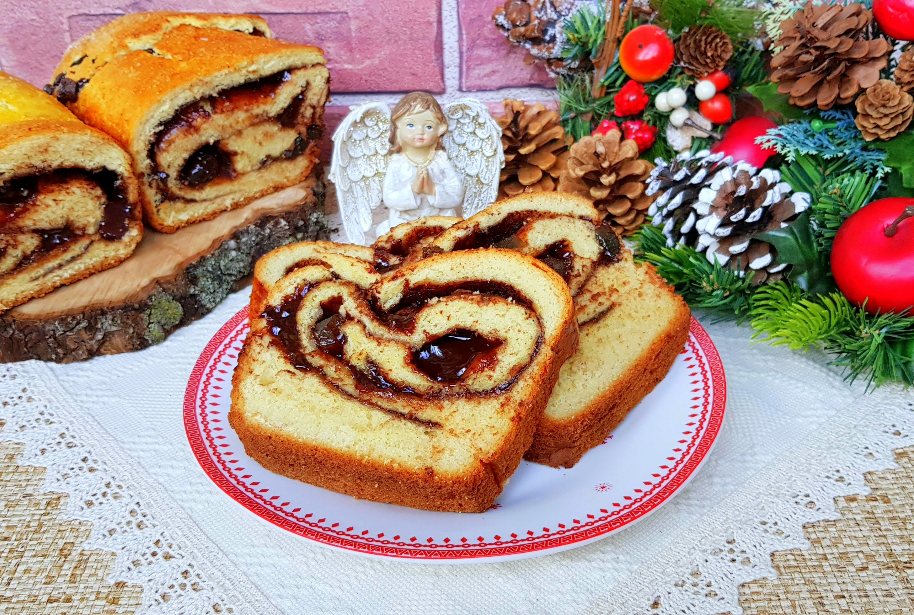 Desert cozonaci cu aluat dospit la rece, umpluti cu ciocolata si rahat