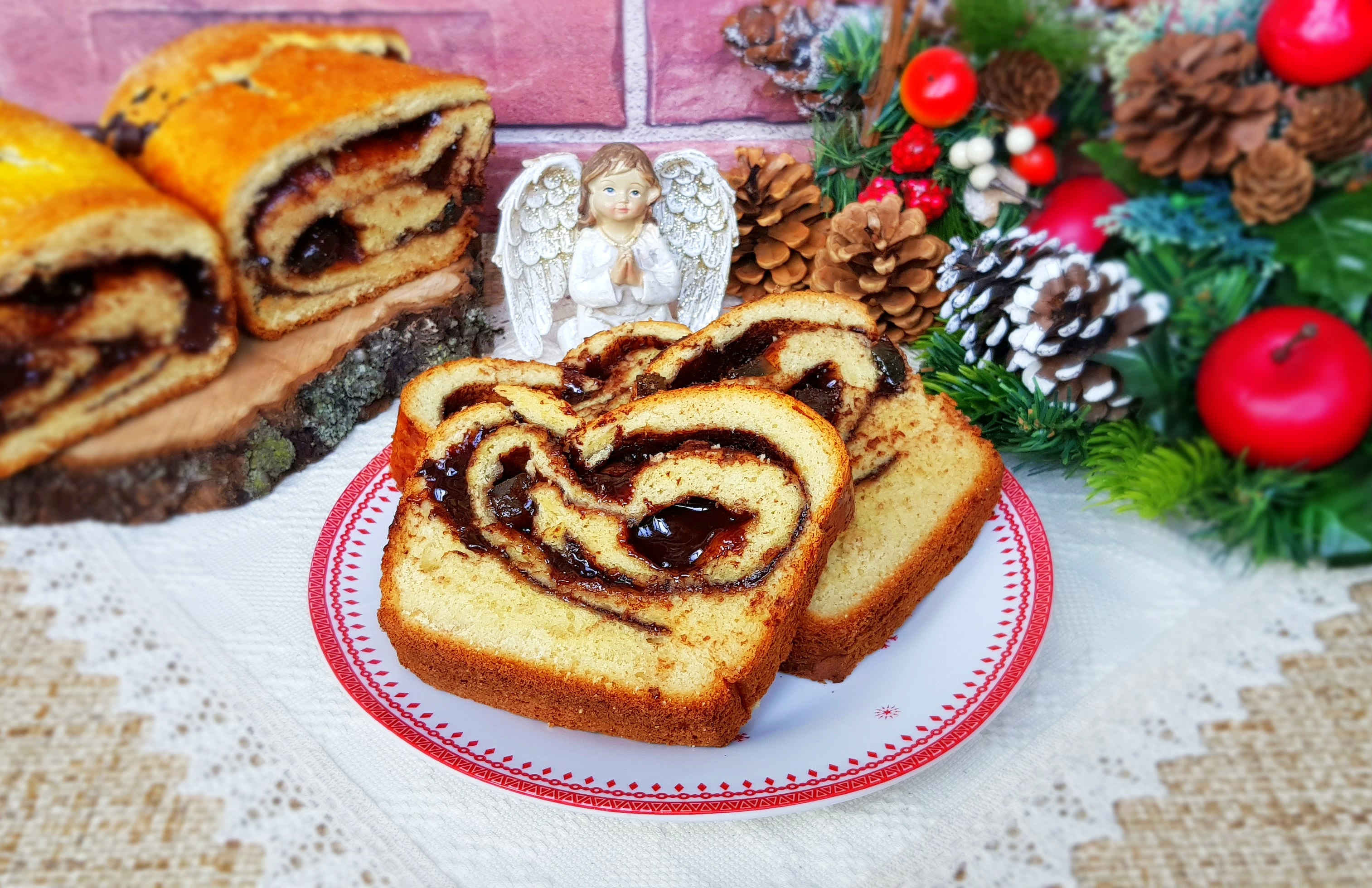 Desert cozonaci cu aluat dospit la rece, umpluti cu ciocolata si rahat