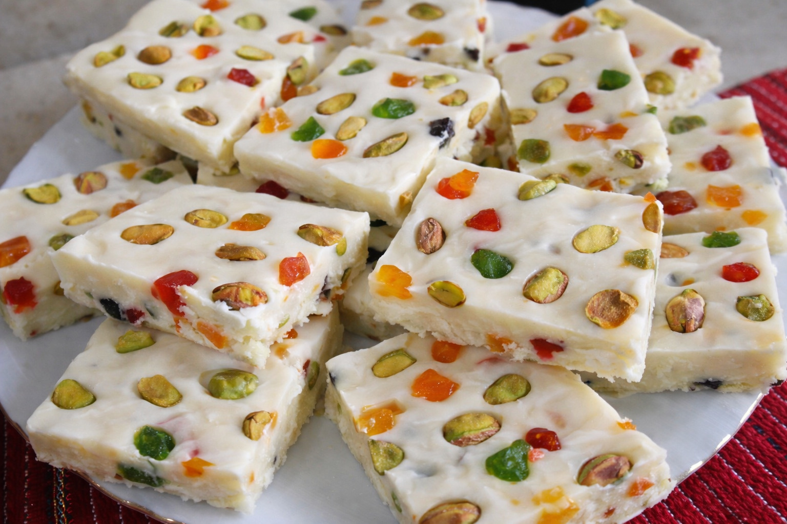 Desert ciocolata alba de casa, cu fistic si fructe confiate