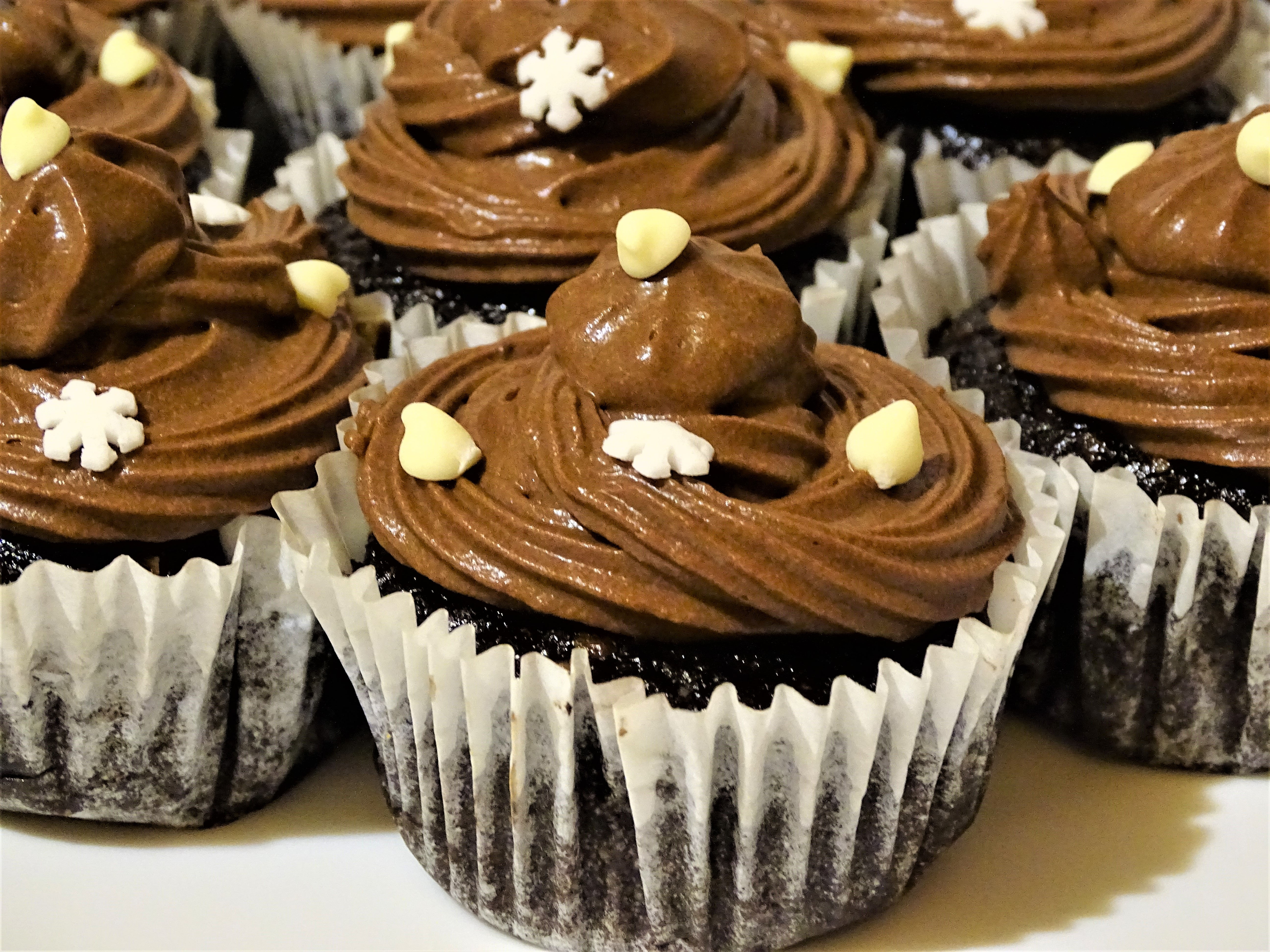 Desert cupcakes cu alune de padure si ciocolata