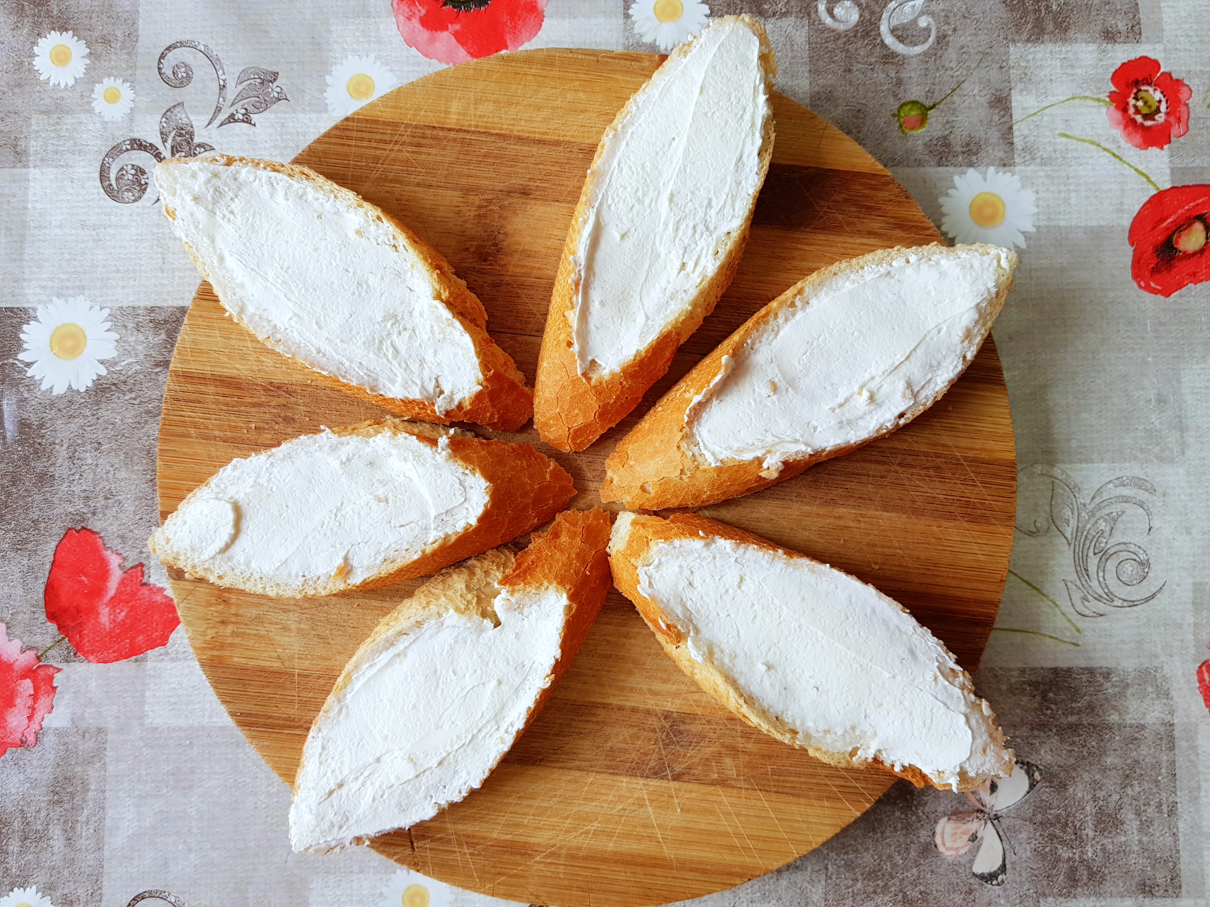 Aperitiv tartine cu branza, avocado si diverse combinatii