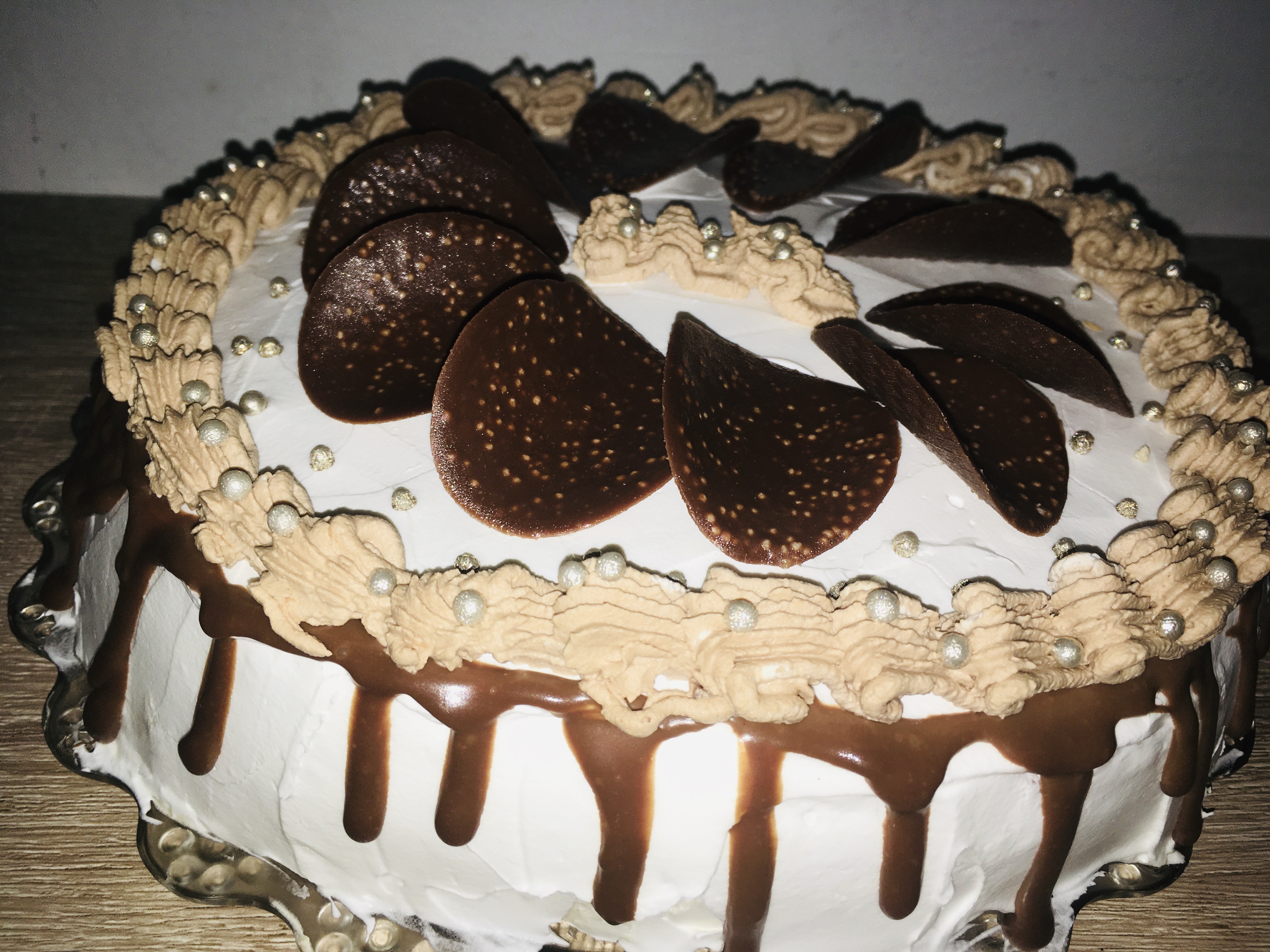 Desert tort clasic cu crema de vanilie si de ciocolata