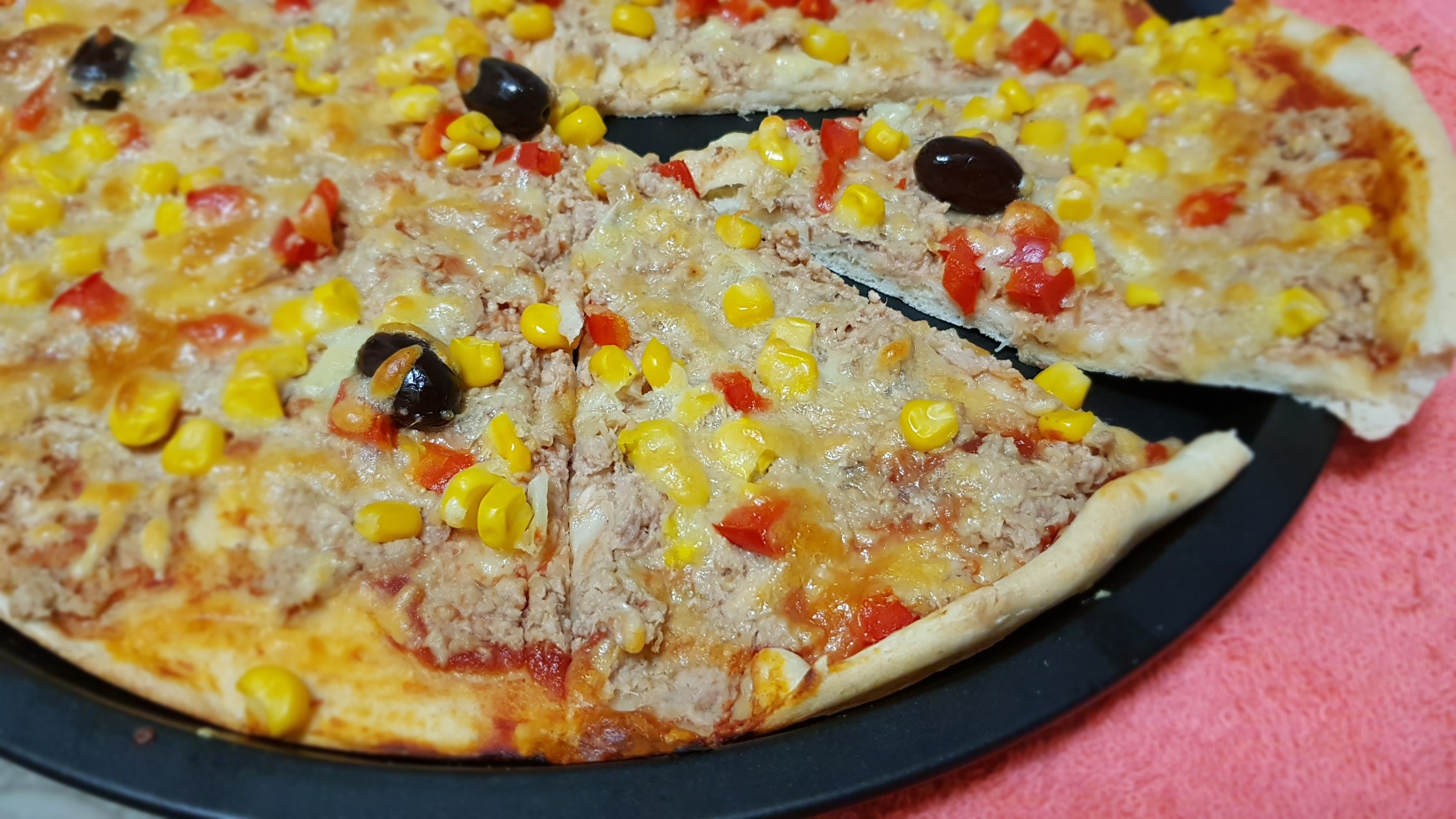 Pizza cu ton si porumb