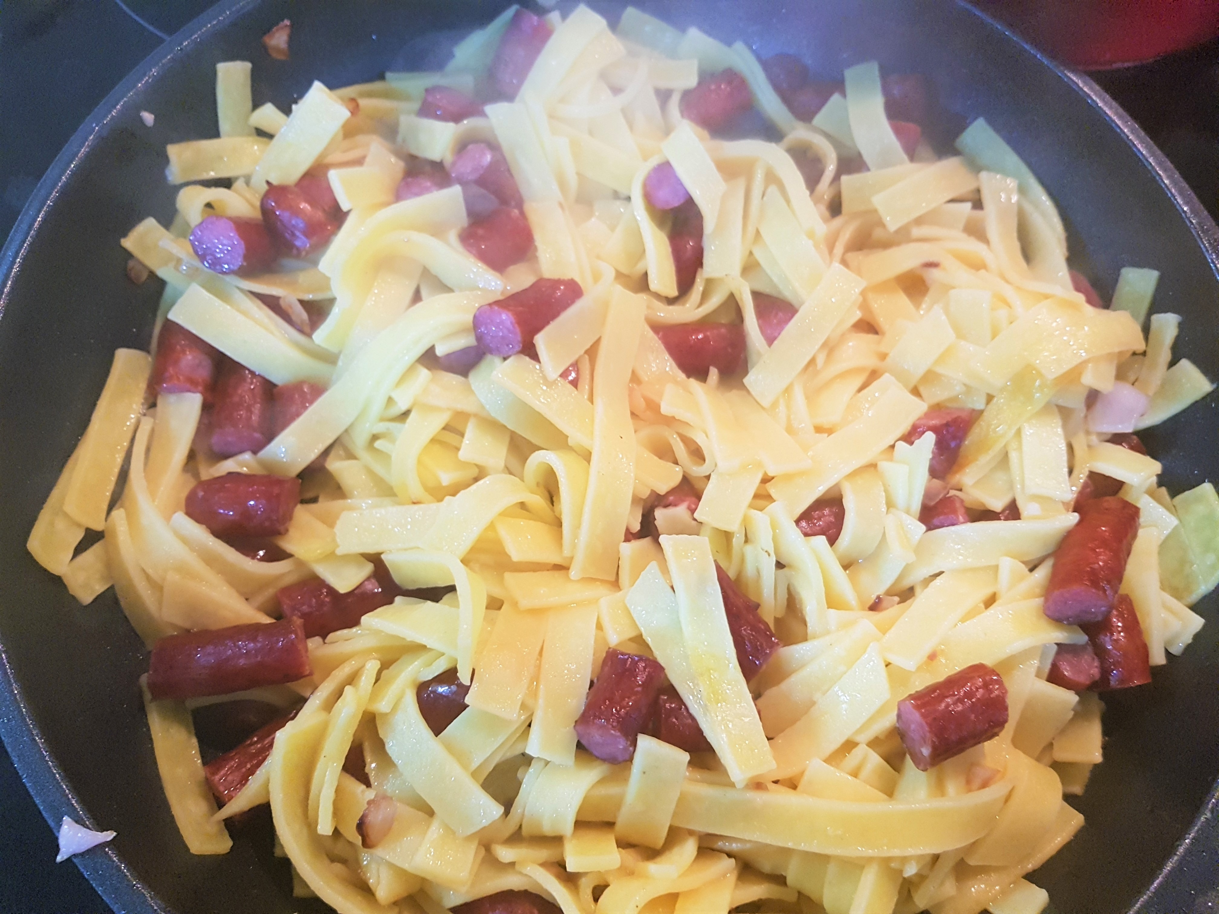 Tagliatelle cu broccoli, cheddar si sticks