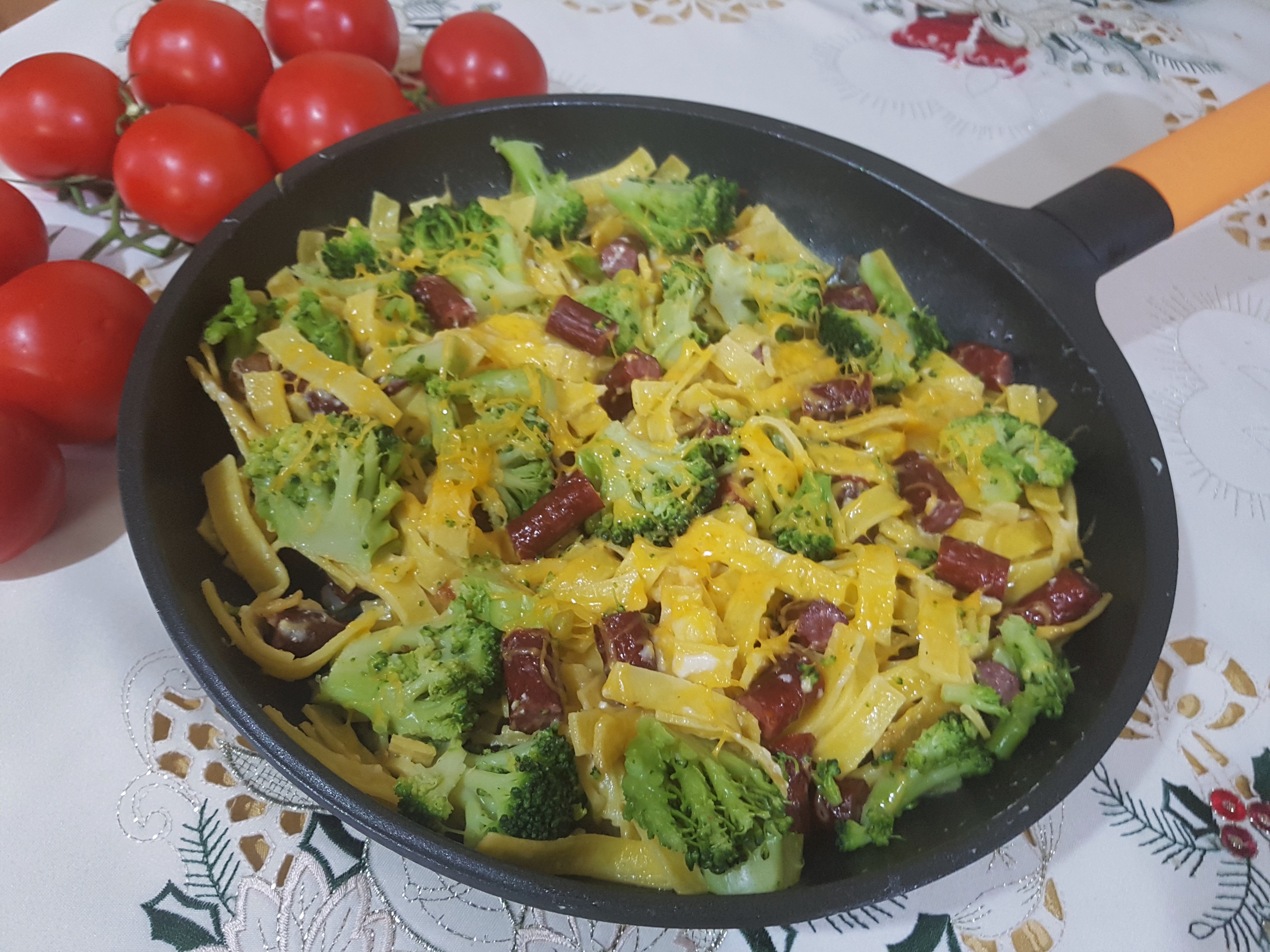 Tagliatelle cu broccoli, cheddar si sticks