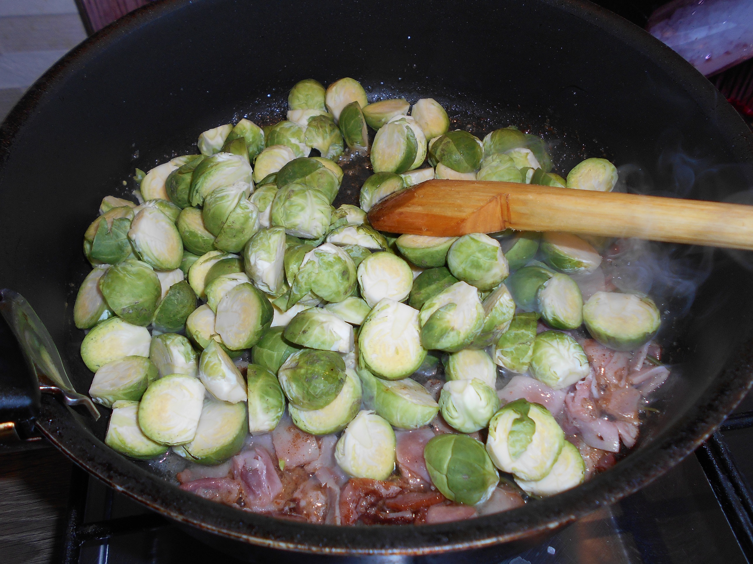 Salata calda cu varza de Bruxelles