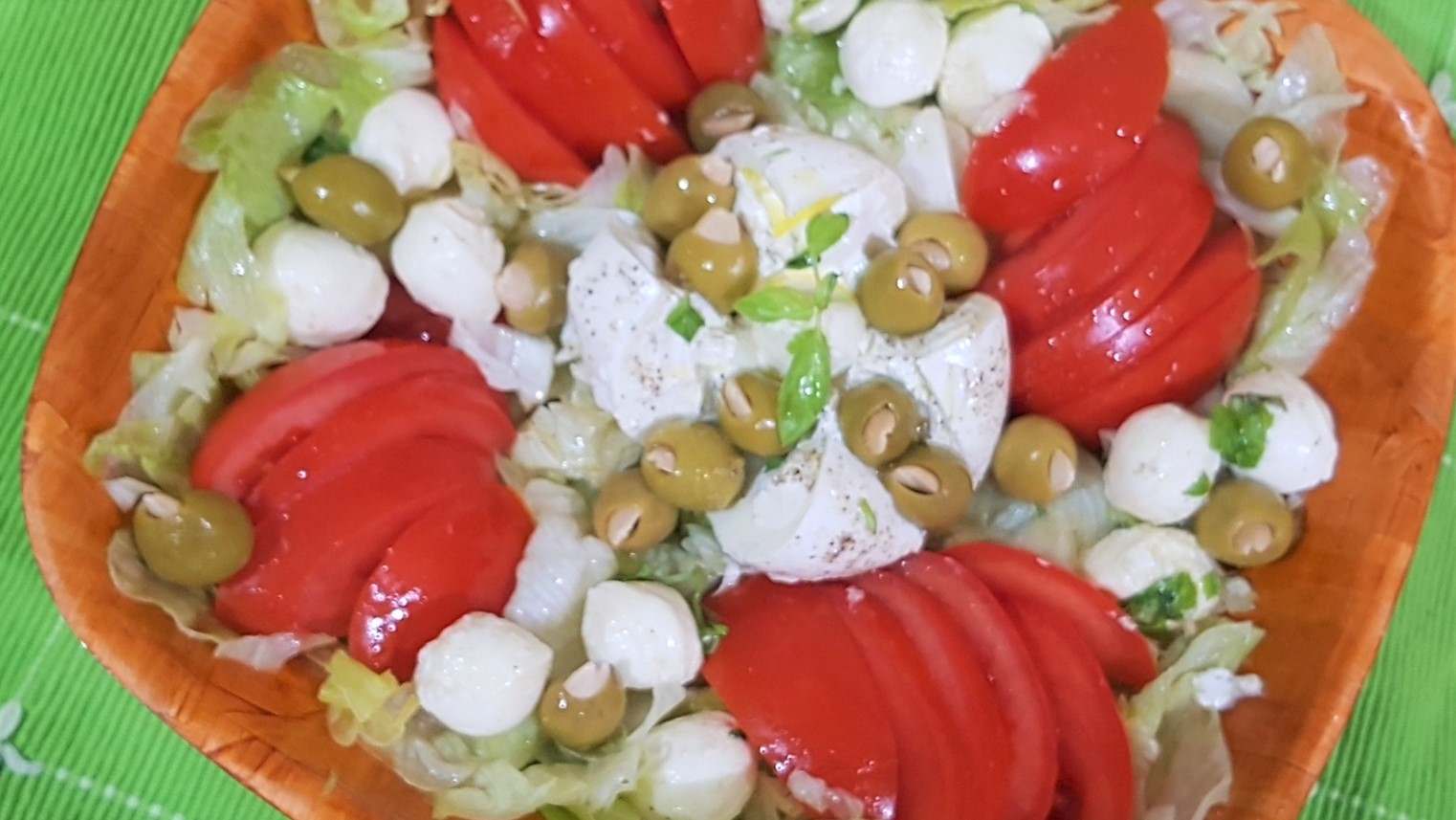 Salata cu burata, mozzarella si rosii