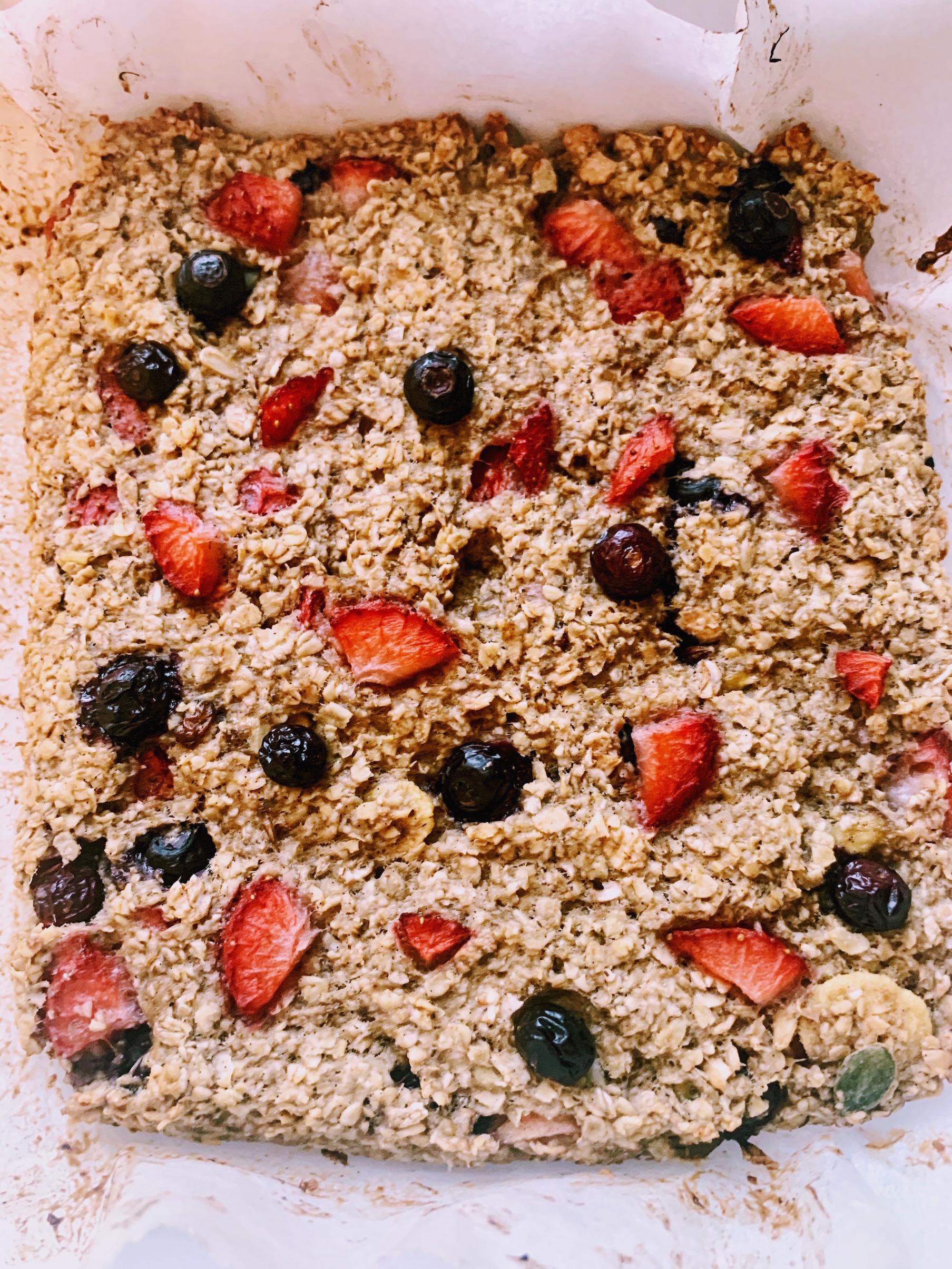 Batoane de ovaz cu capsuni si afine/Strawberry, blueberry oatmeal vegan bars