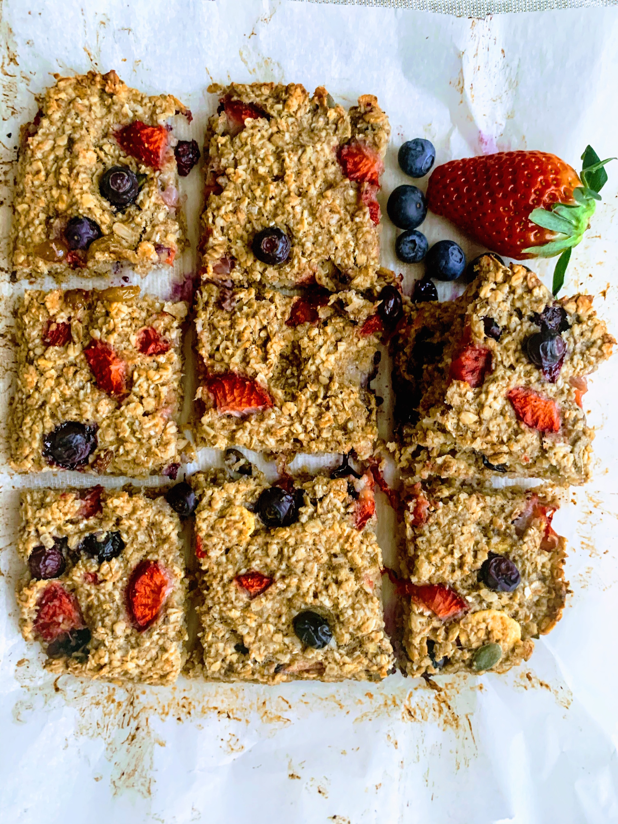 Batoane de ovaz cu capsuni si afine/Strawberry, blueberry oatmeal vegan bars