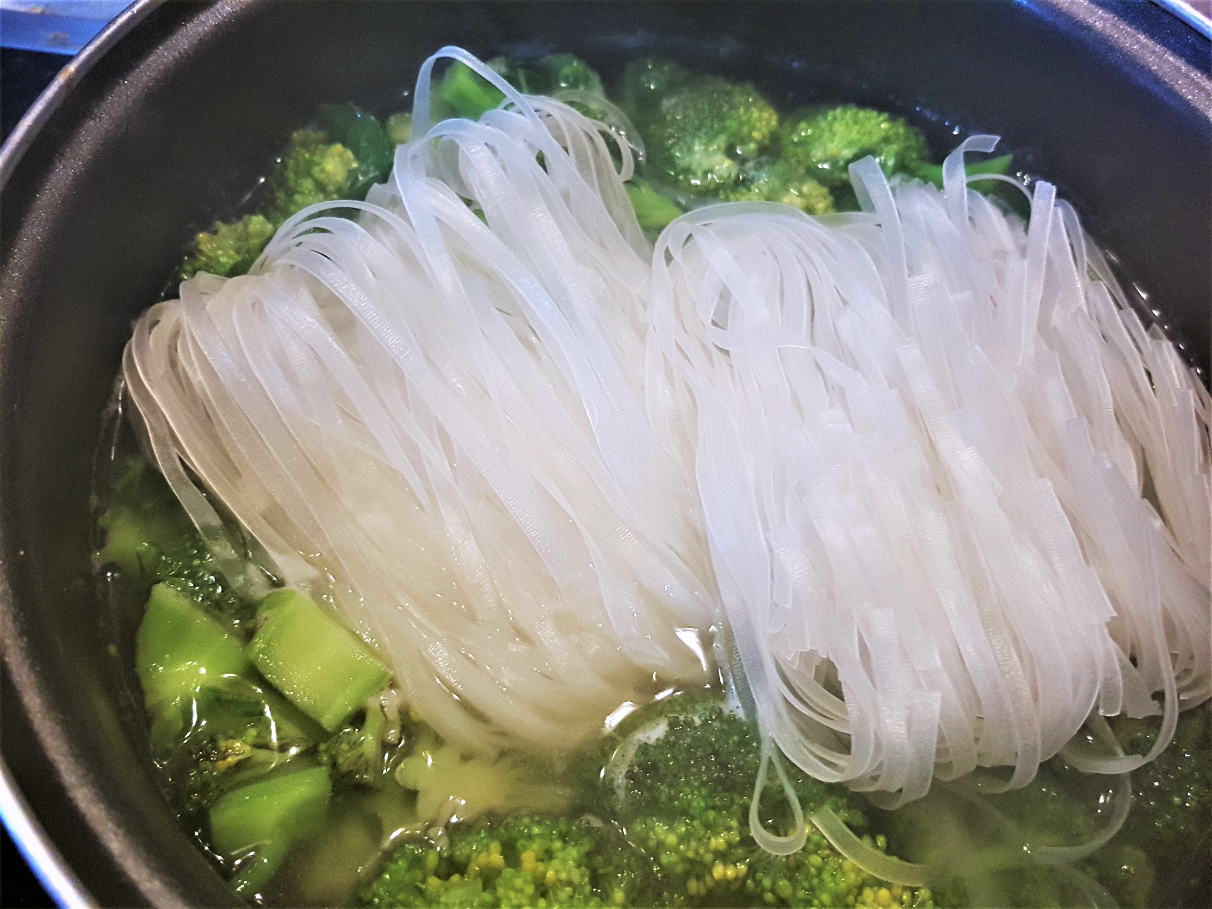 Creveti cu noodles de orez, broccoli si lamaie