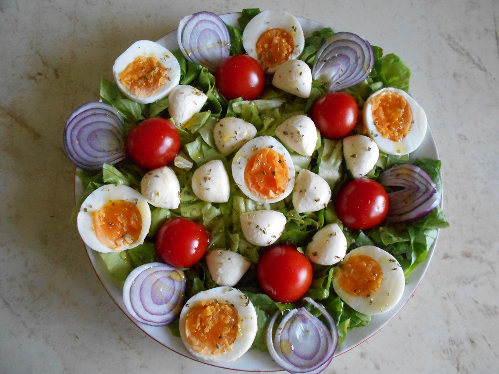 Salata cu mini mozzarella si rosii cherry