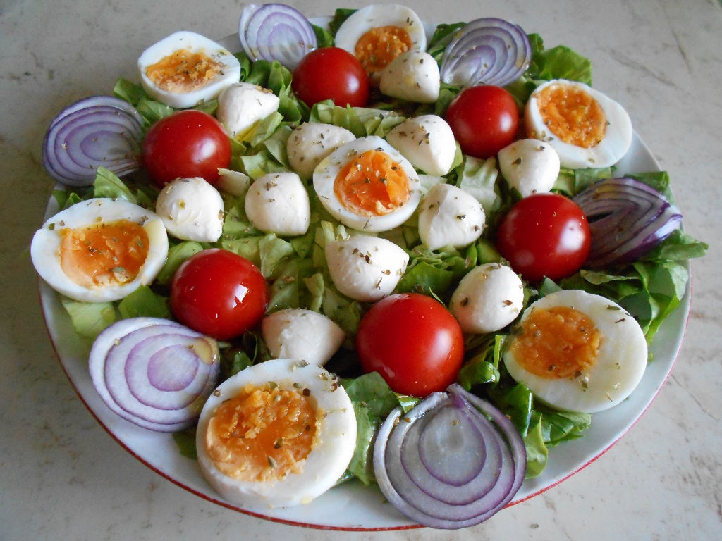 Salata cu mini mozzarella si rosii cherry