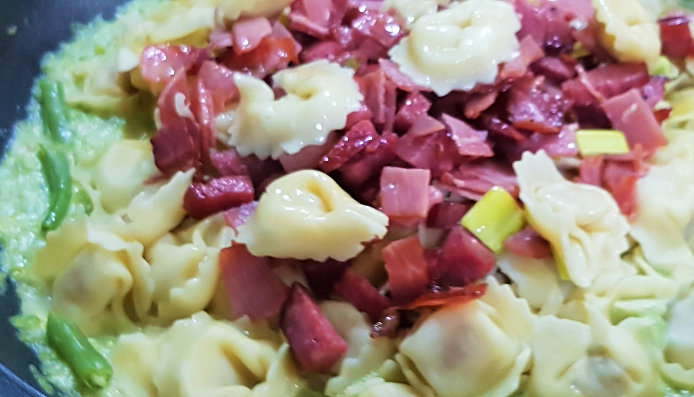 Capelletti cu jambon, sos de pastai verzi si praz