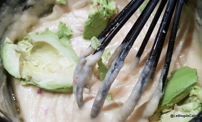 Humus cu faina de naut si avocado