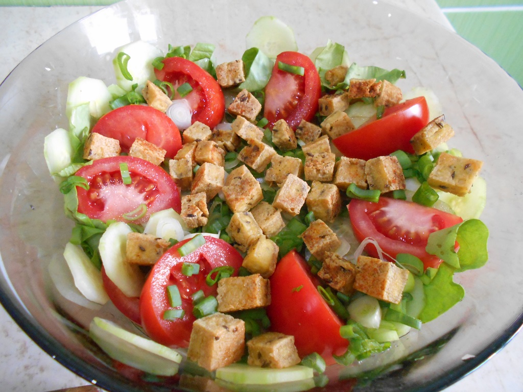 Salata de sezon, cu tofu rumenit la tigaie