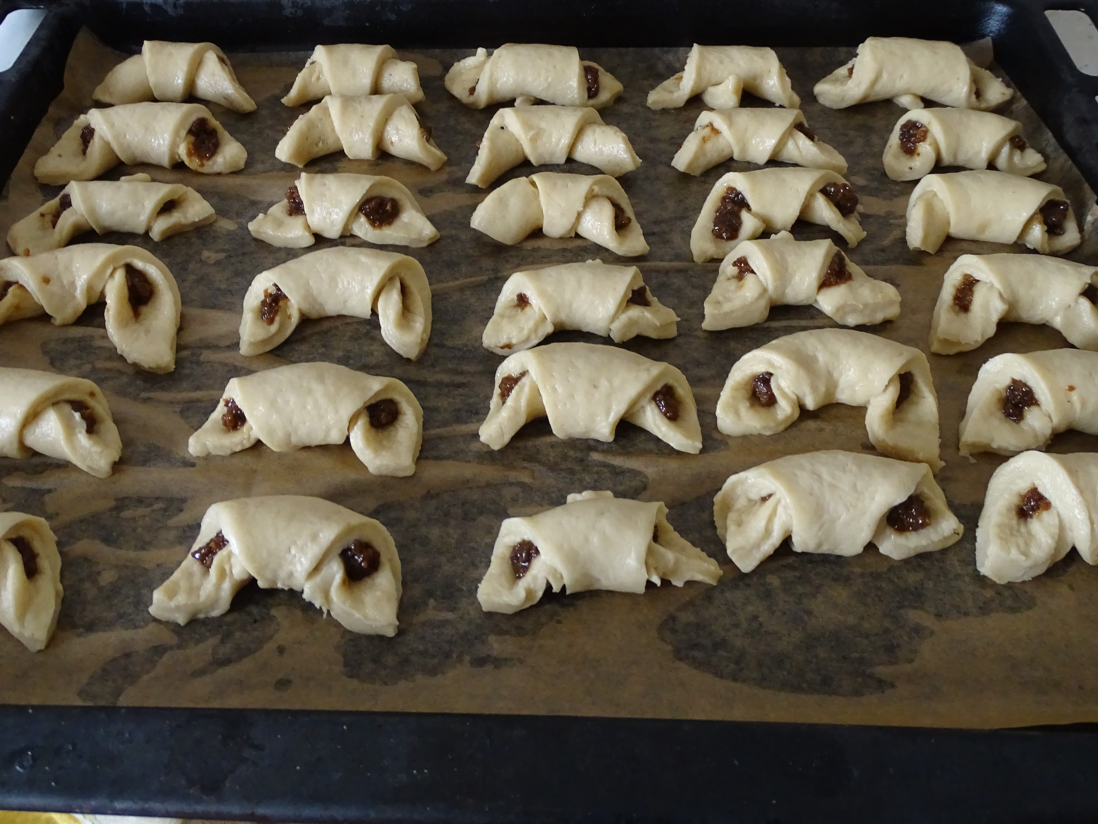 Desert cornulete de post cu gem de prune si nuca