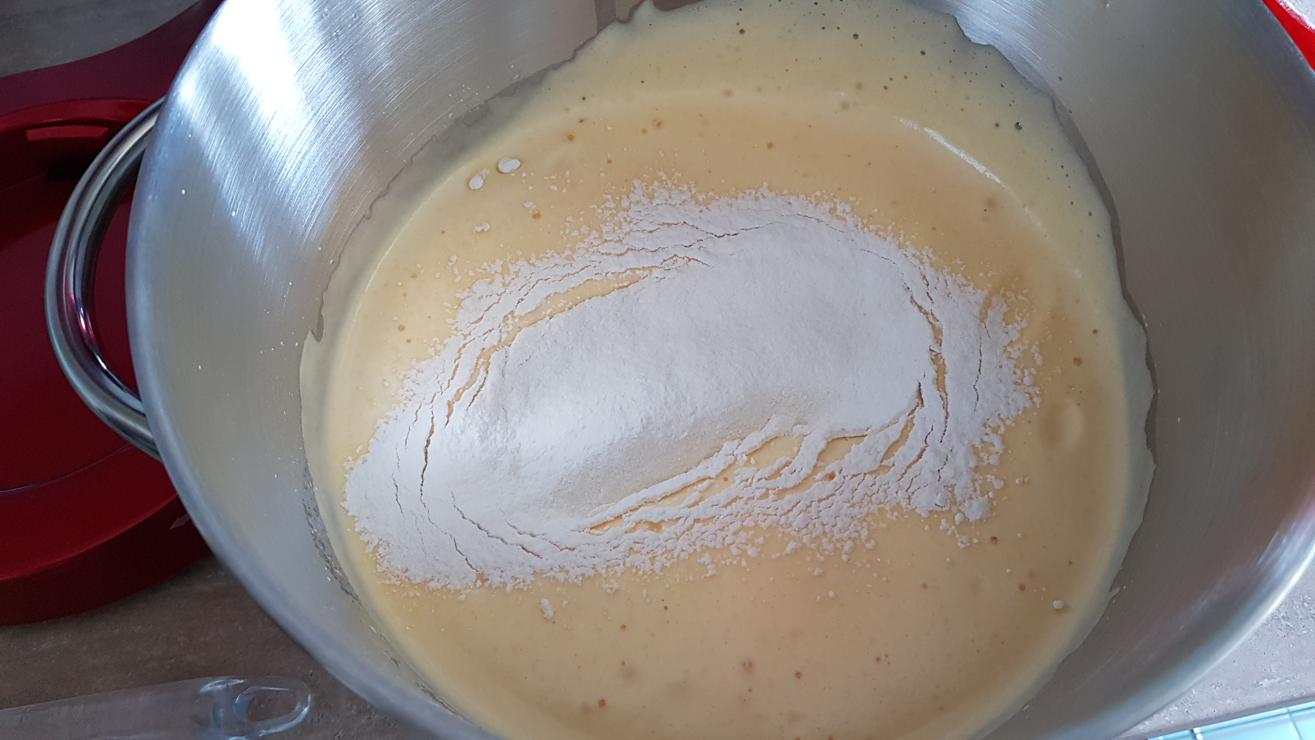 Desert tort cu crema de ciocolata, banane si zmeura