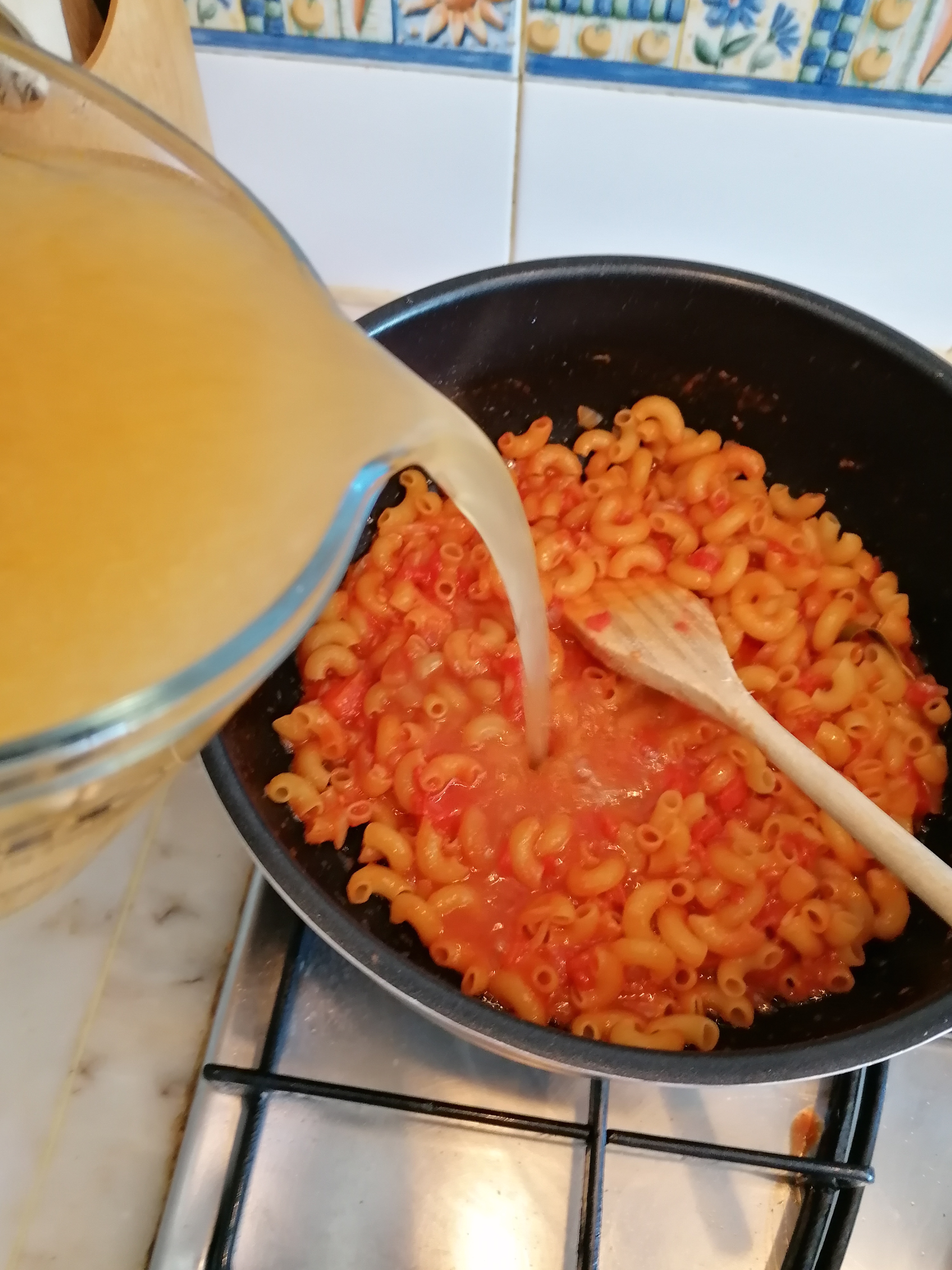 Peste cu paste macaroni