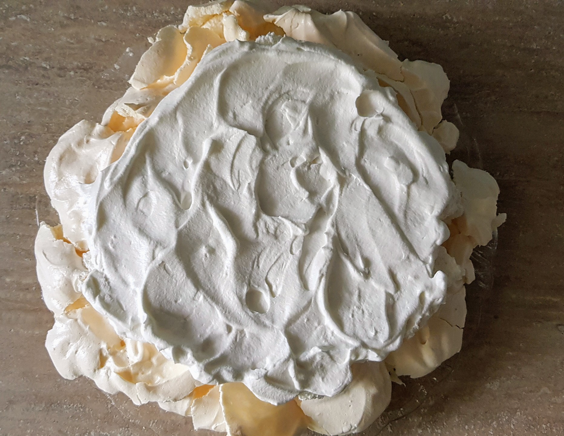 Desert Pavlova cu mascarpone si fructe