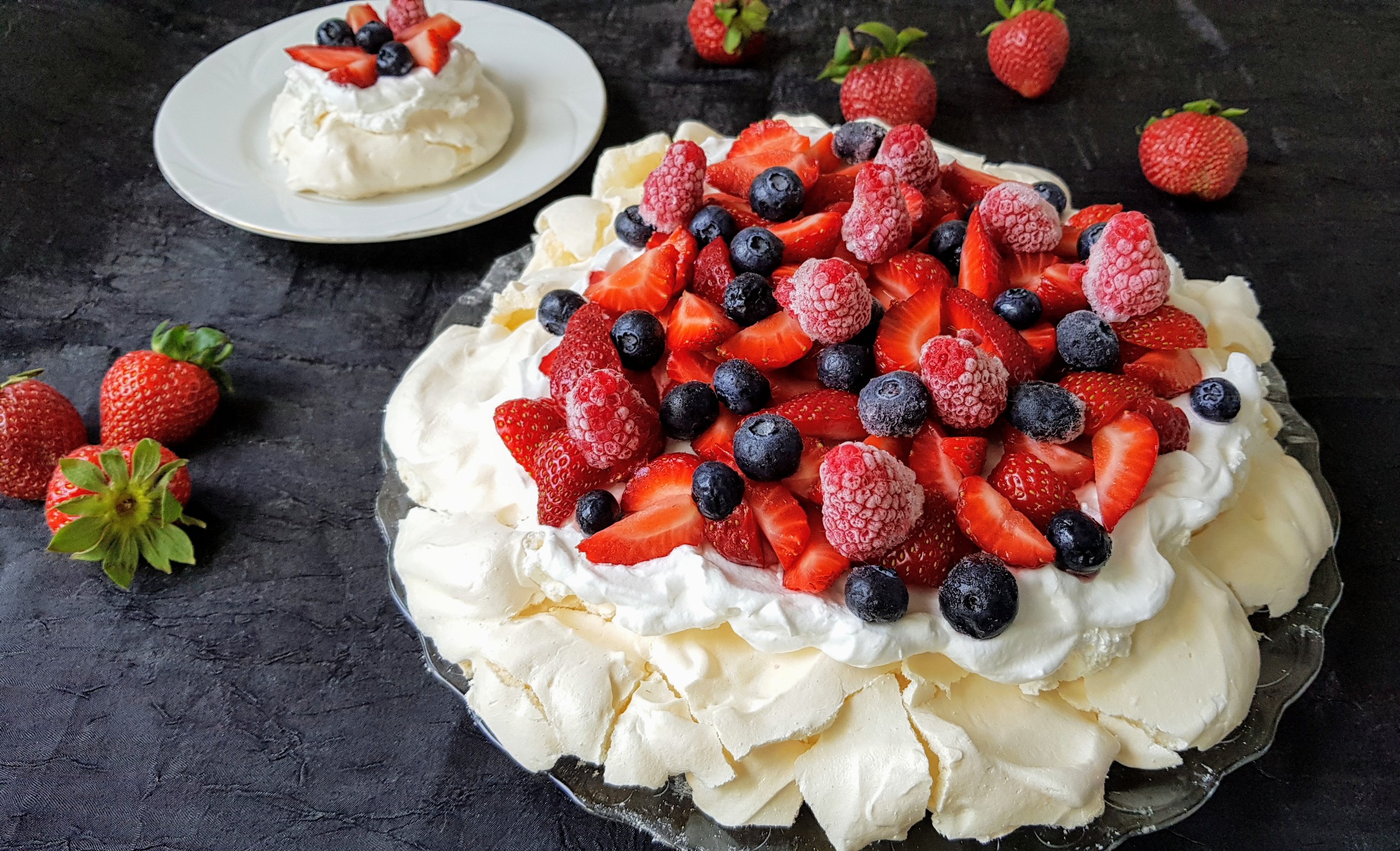 Desert Pavlova cu mascarpone si fructe