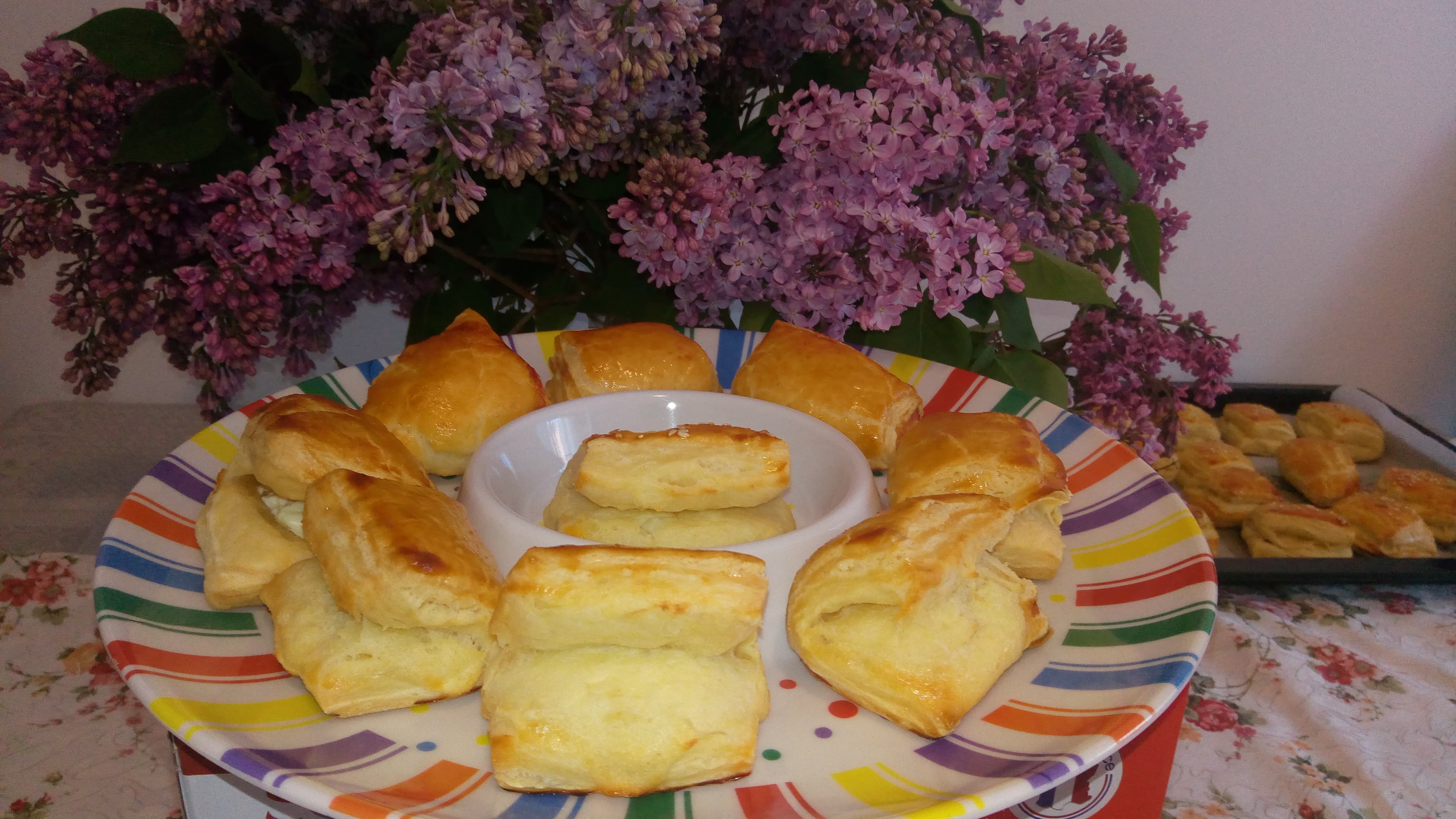 Aperitiv pateuri cu branza din aluat de foietaj facut in casa