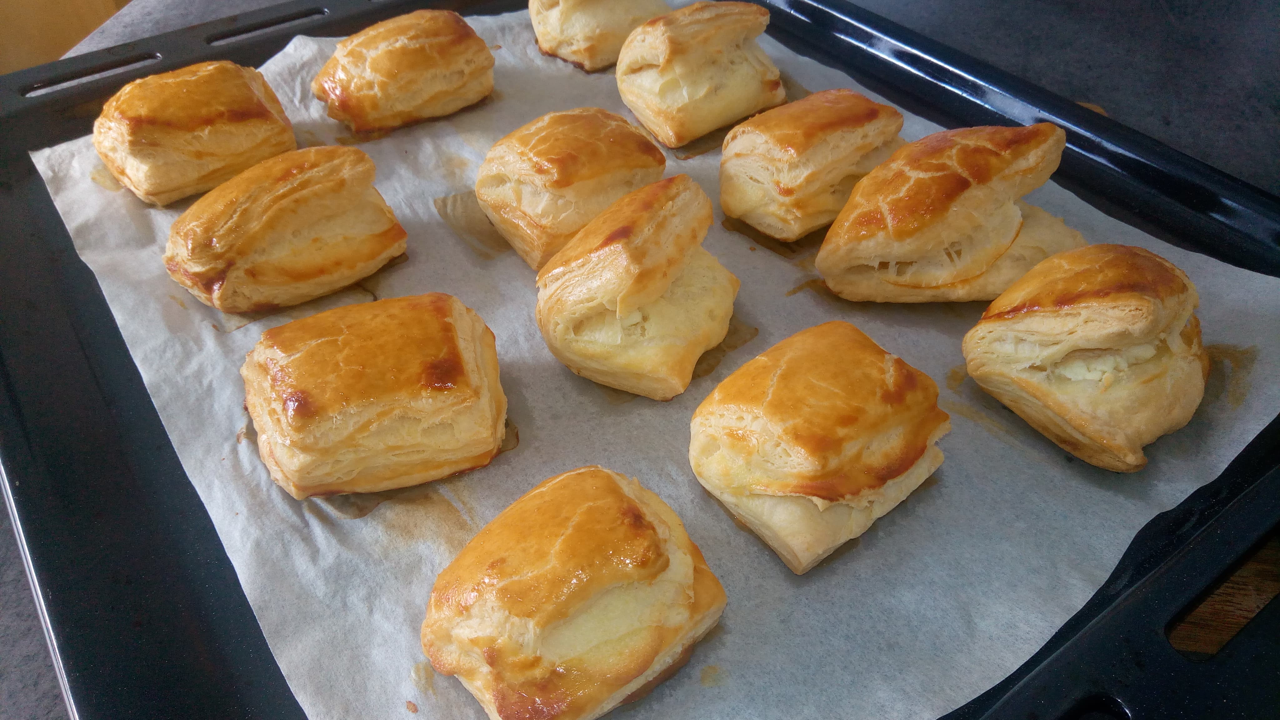 Aperitiv pateuri cu branza din aluat de foietaj facut in casa