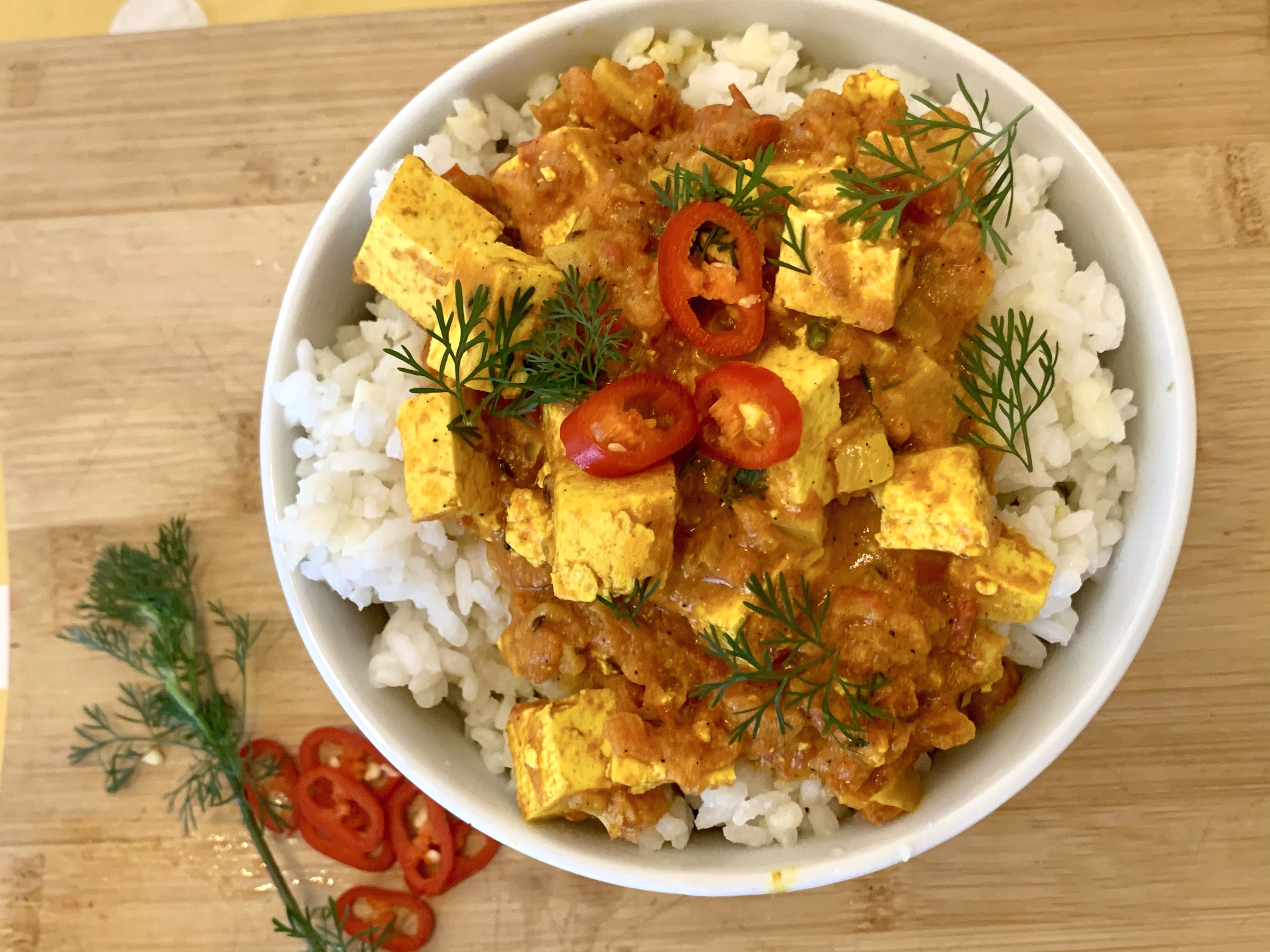 Curry de tofu cu orez (Tofu Coconut Curry)