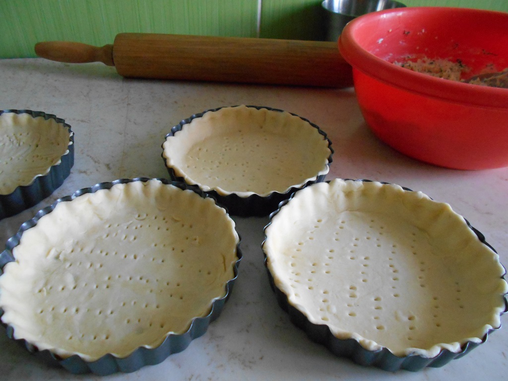 Mini tarte cu branza sarata si marar