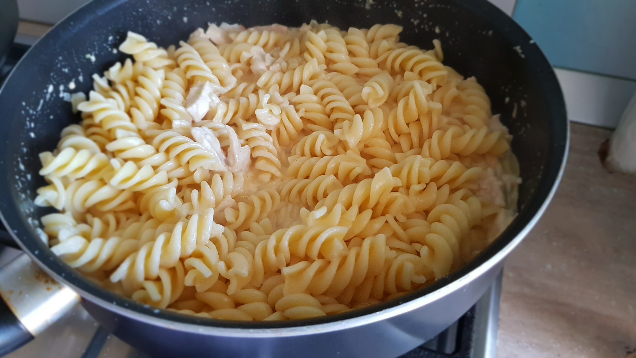 Fusilli cu piept de pui si smantana - Reteta unui preparat gustos si cremos