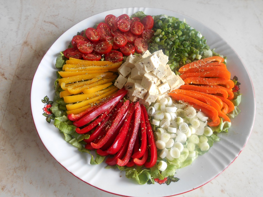 Salata cu tofu, ardei mini, ceapa verde si rosii cherry