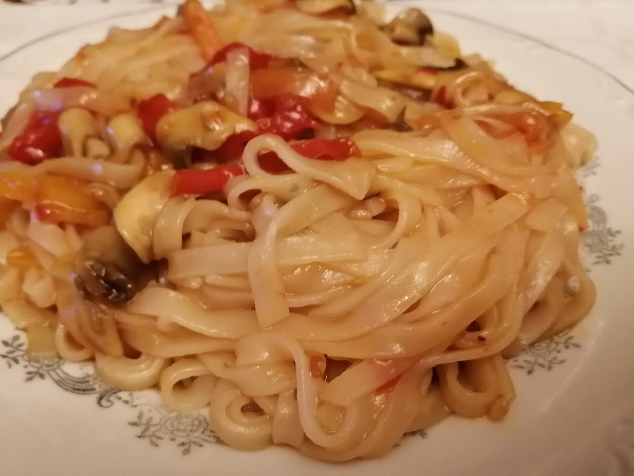 Noodles cu legume si ciuperci