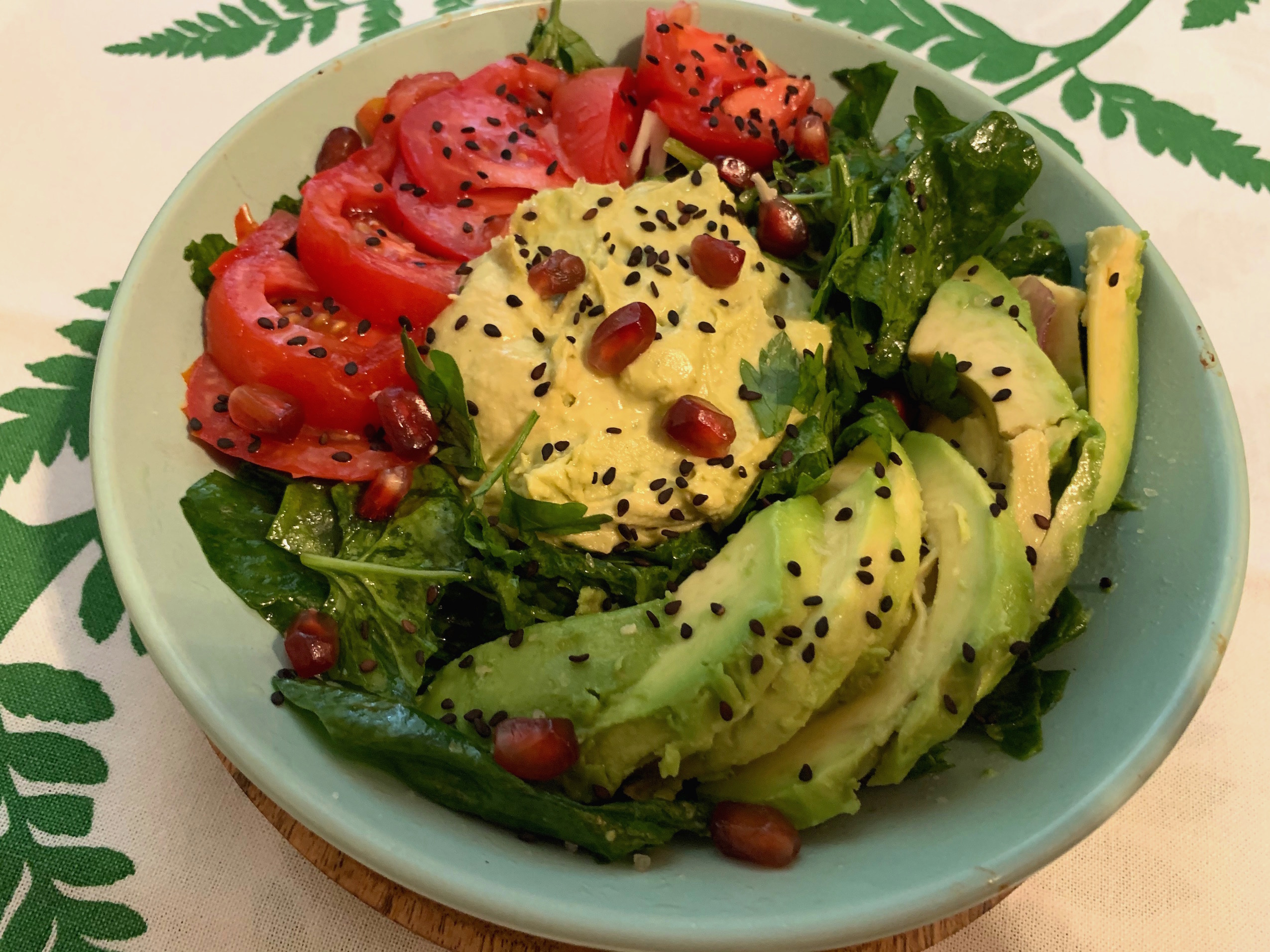 Salata de mangold cu humus, avocado si rosii