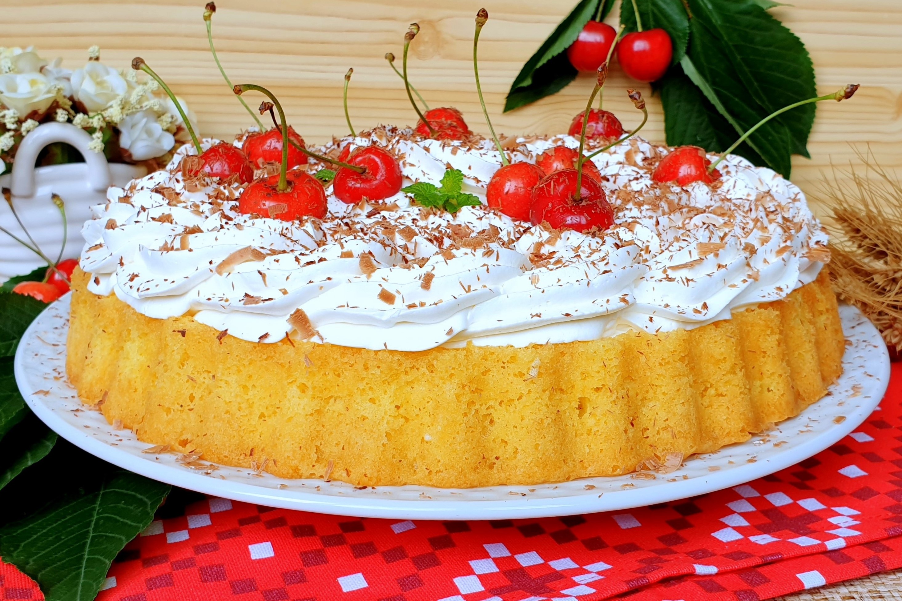 Desert tarta cu cirese si crema cu ciocolata alba