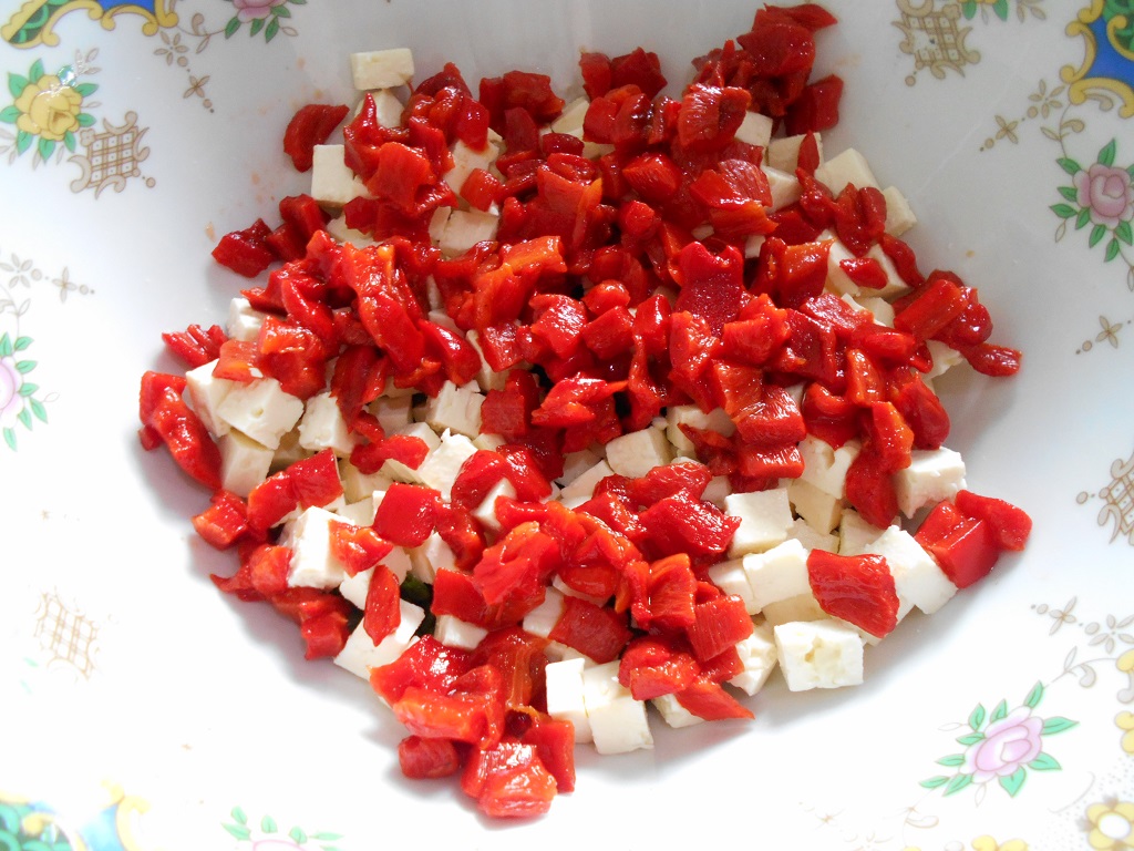 Salata de ardei capia copti, cu telemea si ceapa verde