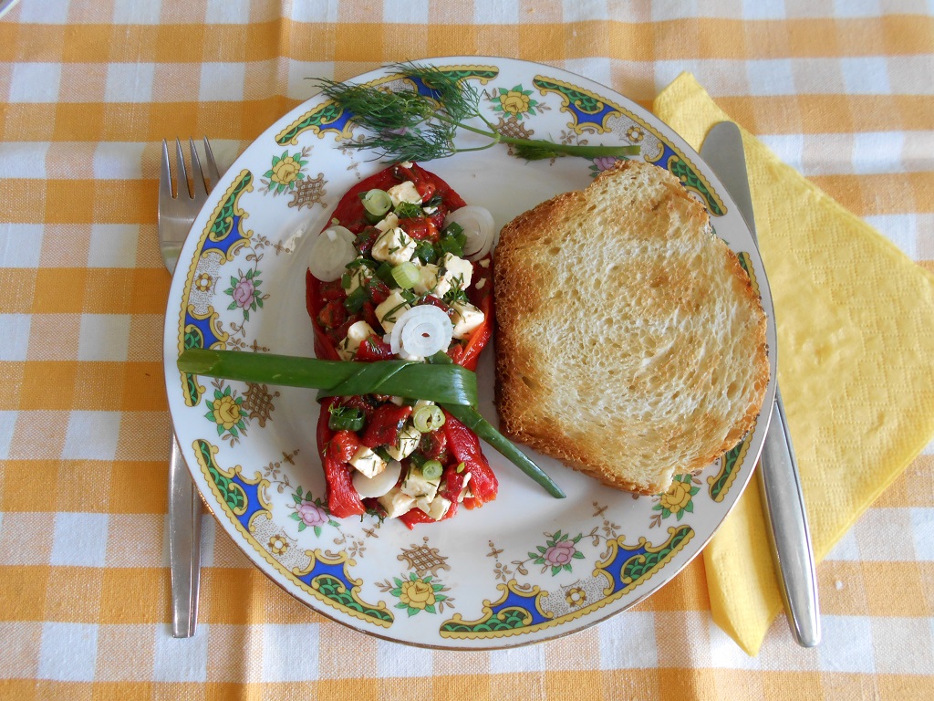 Salata de ardei capia copti, cu telemea si ceapa verde