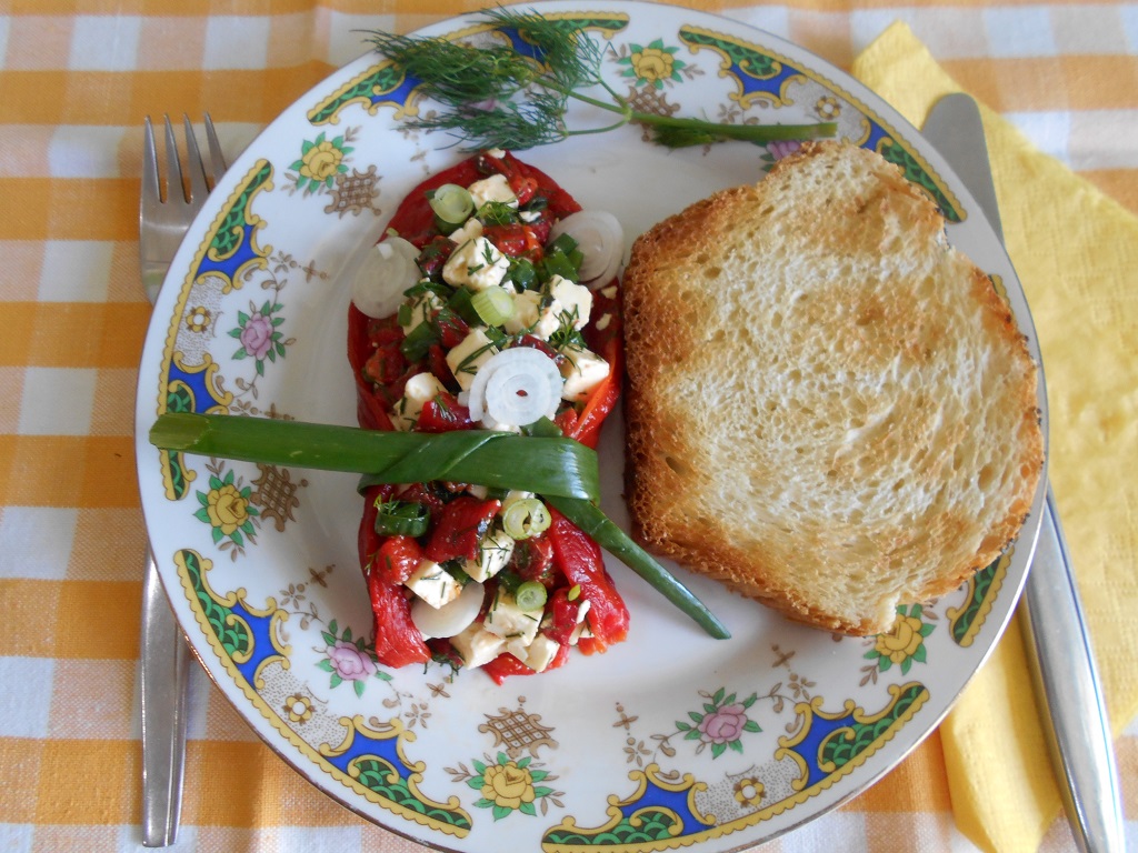 Salata de ardei capia copti, cu telemea si ceapa verde