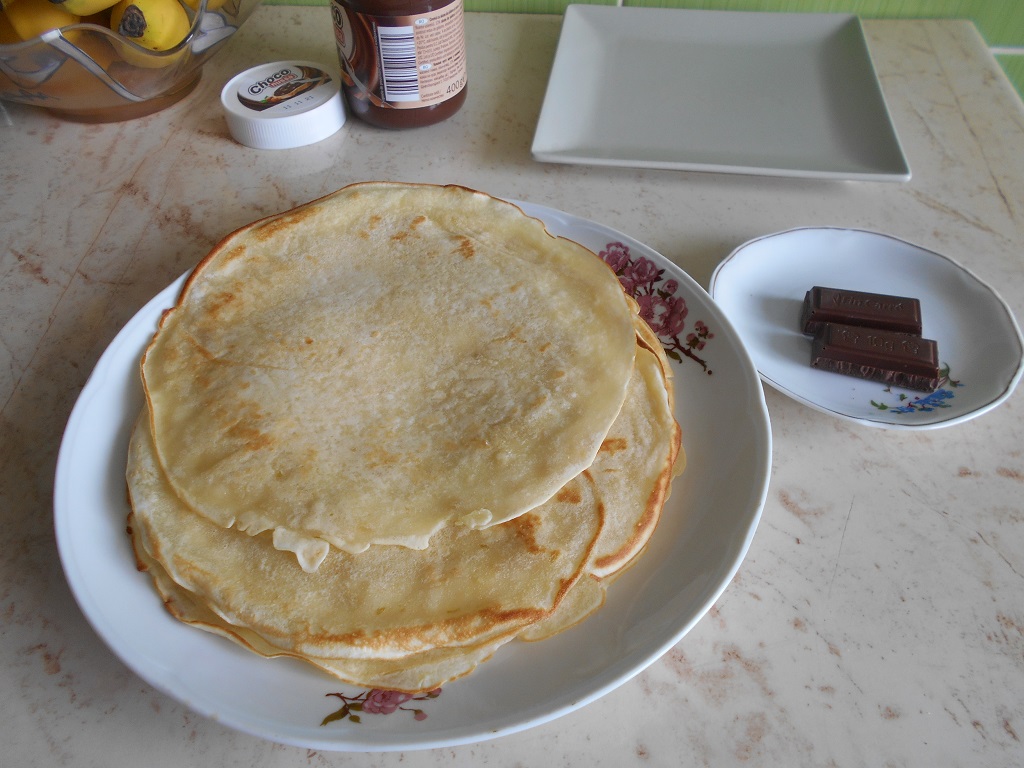 Desert clatite cu banane si crema de ciocolata