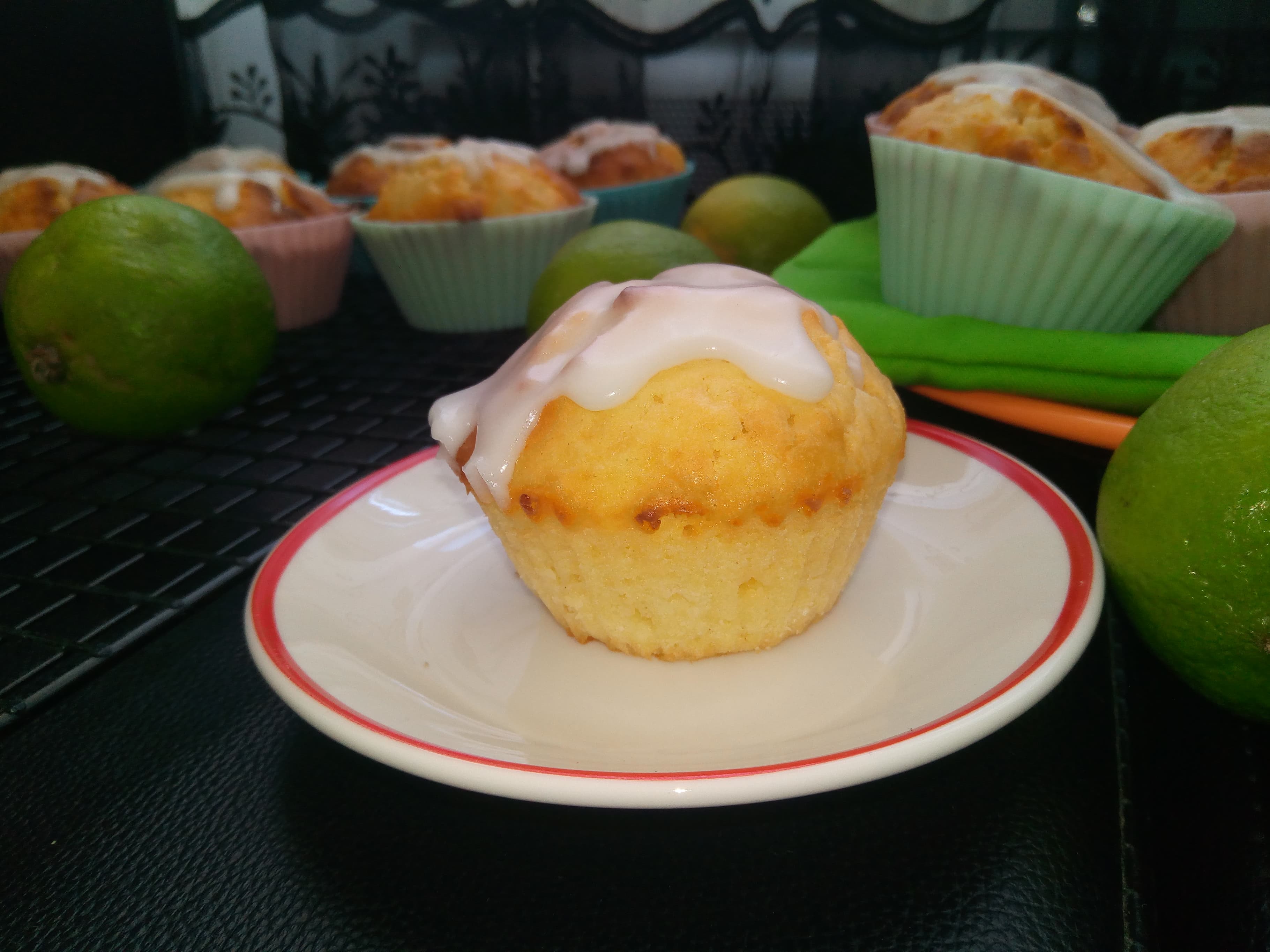 Desert muffins cu lime si ciocolata alba