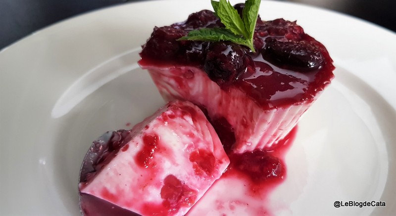 Desert panna cotta cu lapte de migdale si coulis de fructe de padure