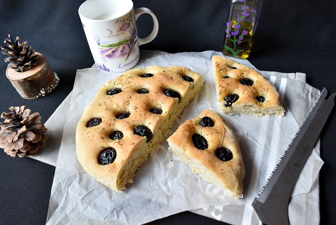 Focaccia cu masline si rozmarin